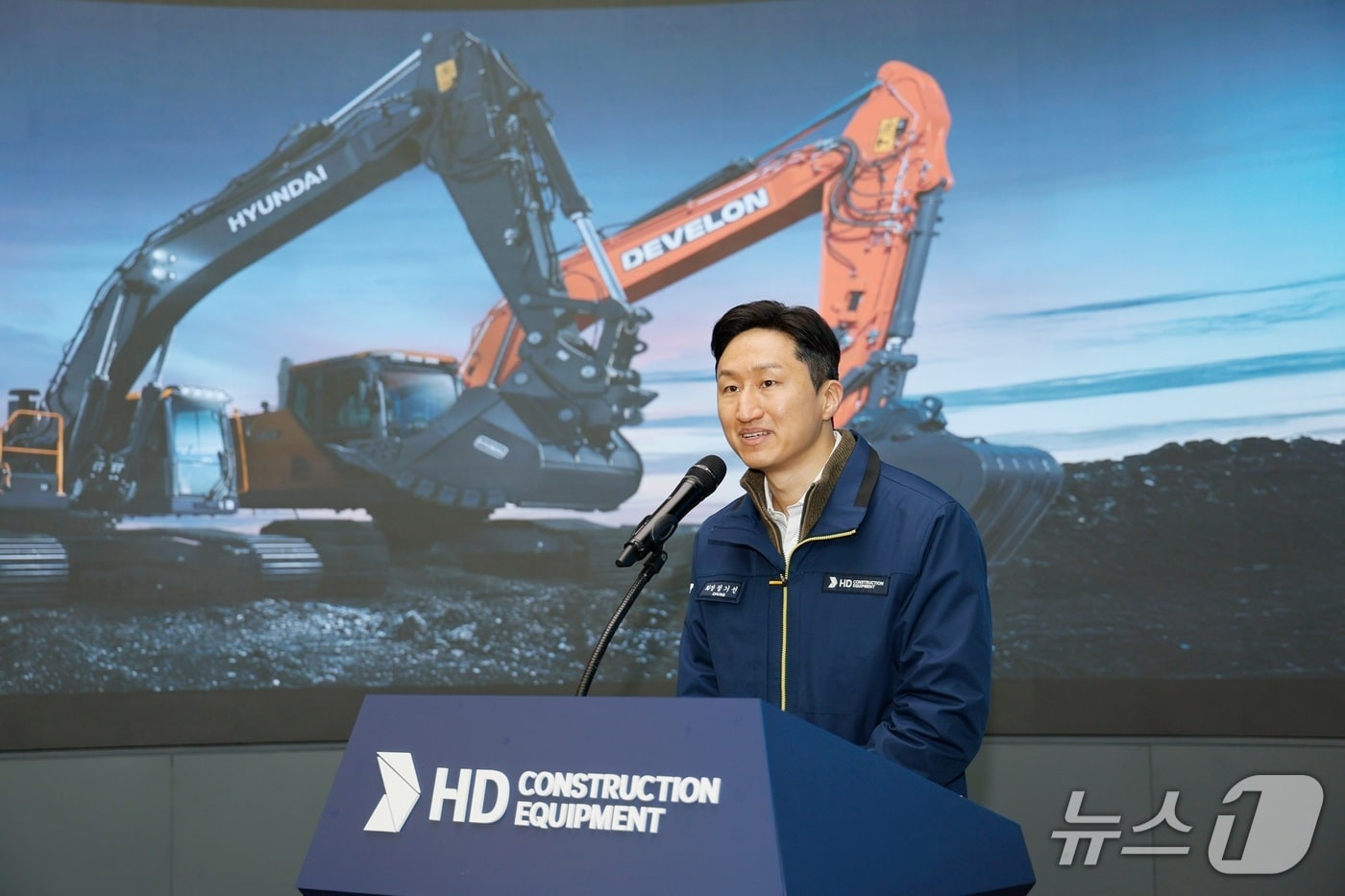 정기선 HD현대 회장이 지난 1월 HD건설기계 울산캠퍼스에서 열린 HD건설기계 출범식에서 축사하는 모습(HD현대 제공)2026.1.1/뉴스1