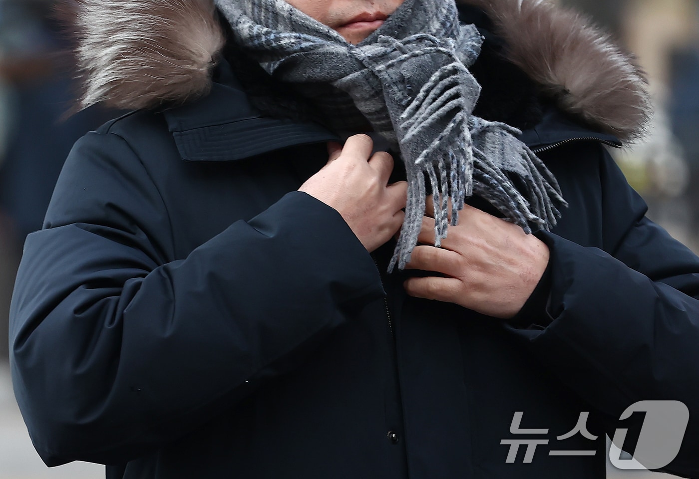 서울 아침 기온이 영하 10도를 밑도는 영하권 추위가 이어진 26일 오전 서울 종로구 광화문사거리에서 한 시민이 목도리를 여미고 있다. 2026.1.26/뉴스1 ⓒ News1 김민지 기자