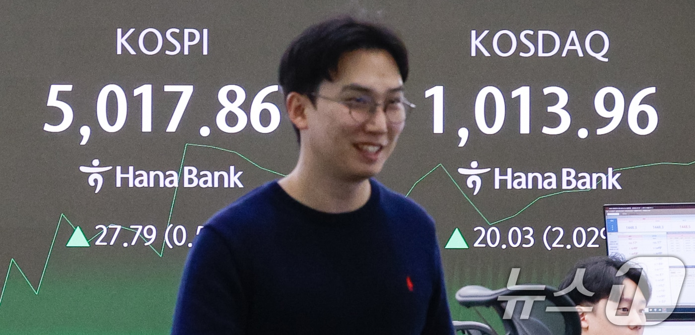 26일 오전 서울 중구 하나은행 딜링룸 전광판에 코스피, 코스닥 시황이 나오고 있다. 이날 코스닥 지수가 4년 만에 '천스닥'을 돌파, 1% 오른 1003.9에 출발했다. 코스피는 7.47p(0.15%) 오른 4997.54, 달러·원 환율은 19.7원 내린 1446.1원에 출발했다. 2026.1.26/뉴스1 ⓒ News1 안은나 기자