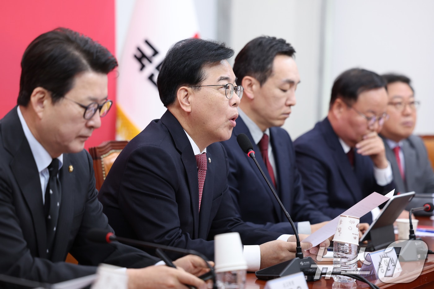 송언석 국민의힘 원내대표가 26일 서울 여의도 국회에서 열린 최고위원회의에서 발언하고 있다. 왼쪽부터 신동욱 수석최고위원, 송 원내대표, 김민수 김재원 최고위원. 2026.1.26/뉴스1 ⓒ News1 신웅수 기자