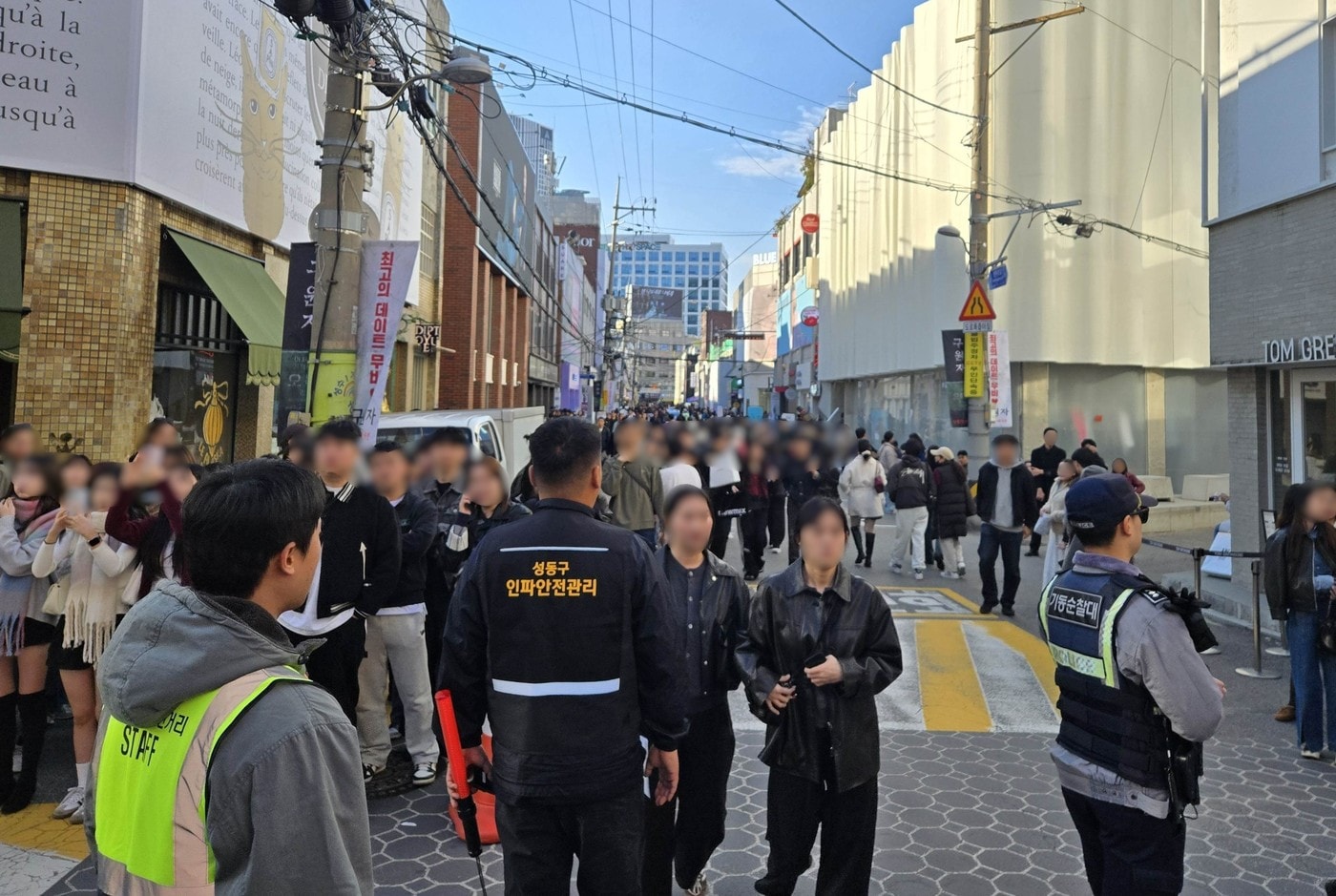 다중인파관리 전담요원들이 성수동 연무장길에서 인파관리를 하고 있는 모습(성동구 제공)