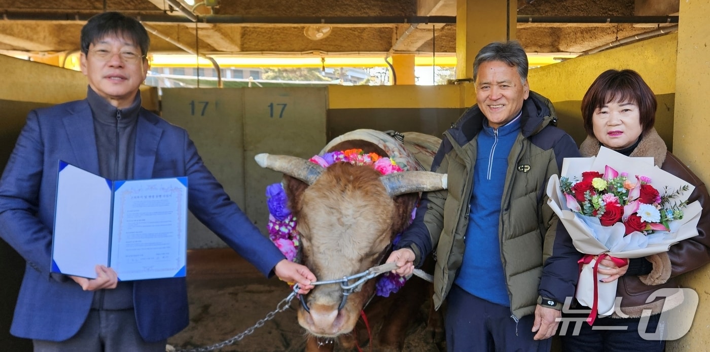 청도공영사업공사 강진호 사장(왼쪽 첫번째)과 소 주인인 하승봉 씨가 지난 25일 싸움소 '부흥'의 은퇴식에서 기념촬영을 했다.(청도군 제공. 재판매 및 DB금지)/뉴스1