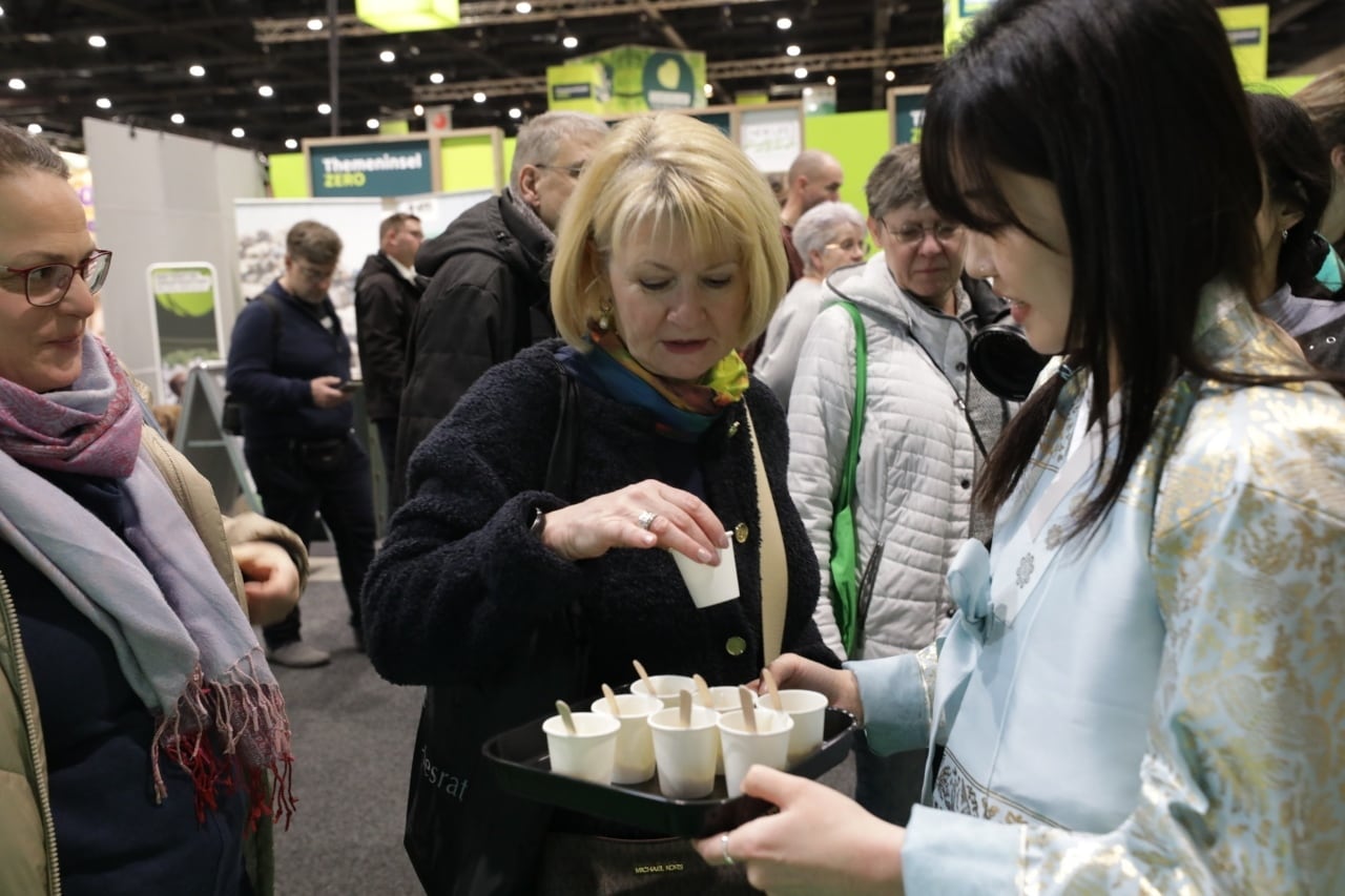 충남도가 독일 베를린 국제식품농업박람회에서 금산인삼을 홍보하고 있다.(충남도 제공. 재판매 및 DB금지)/뉴스1