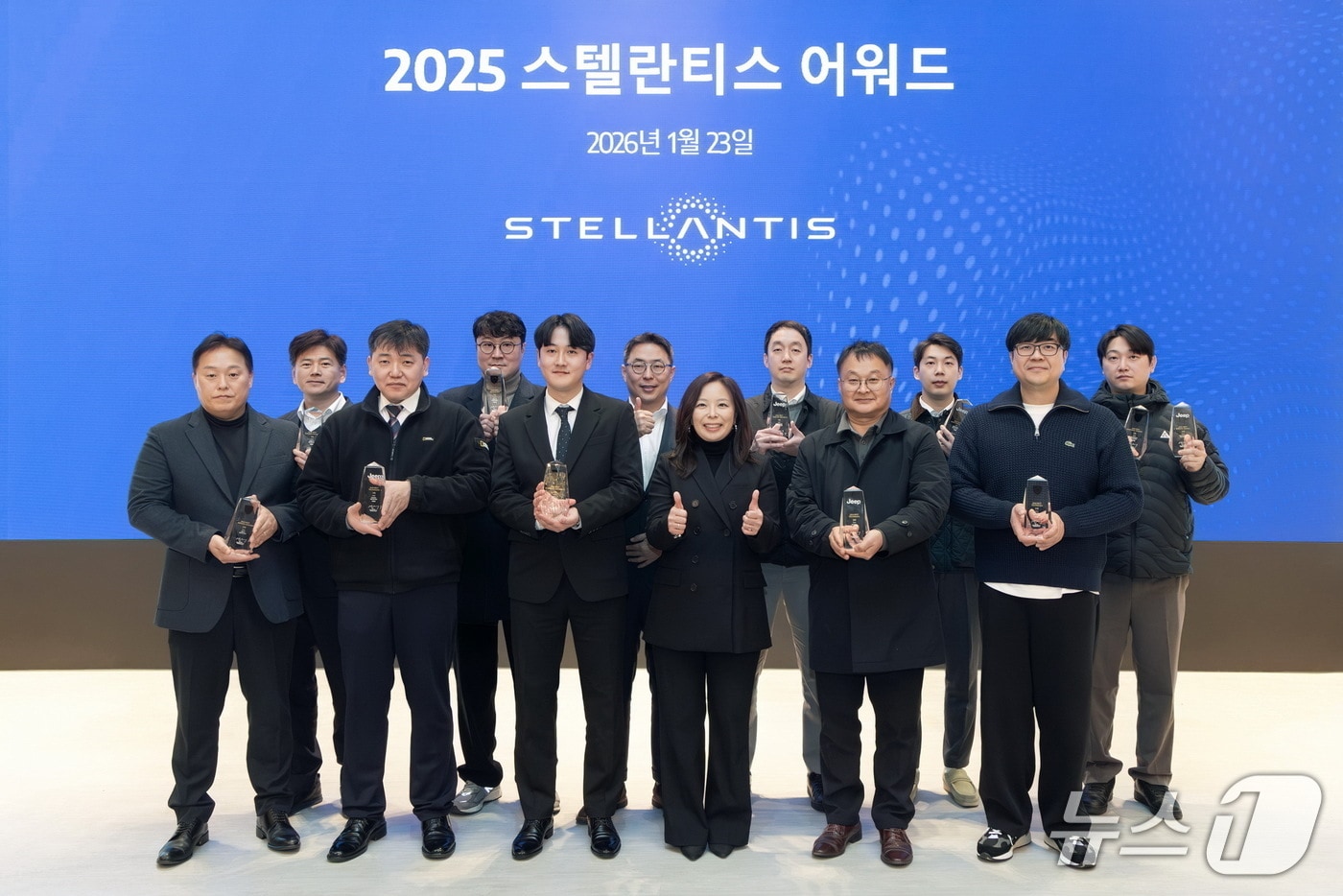 지난 23일 서울 이태원 몬드리안 호텔에서 열린 '스텔란티스 어워드'에서 스텔란티스코리아 방실 대표(우측에서 6번째), 애프터세일즈 총괄 강승원 상무(좌측에서 6번째)와 AS 부문 전체 수상자가 기념 촬영을 하고 있다. (스탈렌티스코리아 제공)