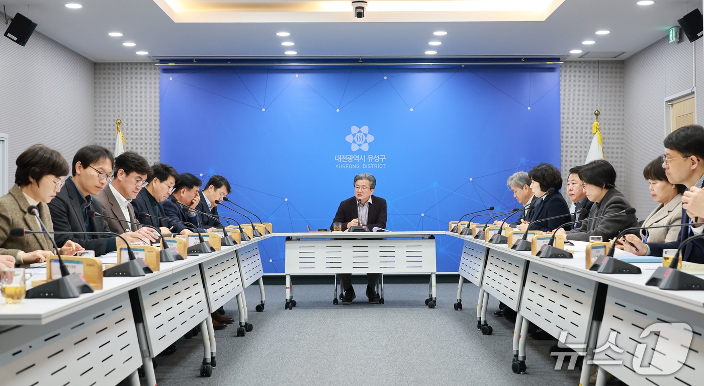 정용래 유성구청장이 26일 열린 간부회의를 주재하고 있다(유성구 제공. 재판매 및 DB금지)/뉴스1