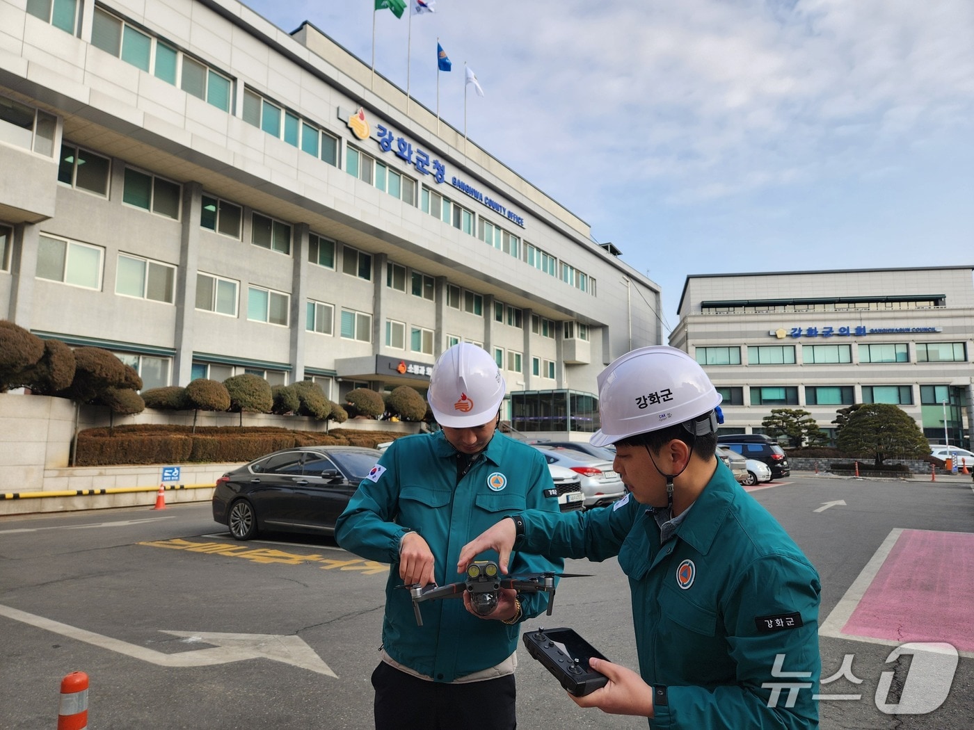 소형 드론을 점검하는 강화군 공무원(인천 강화군 제공/뉴스1)