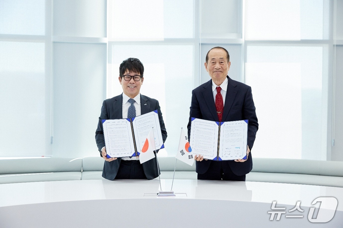 비상교육과 'Net Learning Holdings'가 업무협약을 맺고 있다. (비상교육 제공)