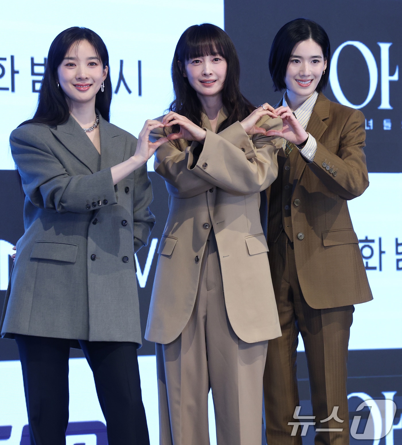 26일 오후 서울 구로구 디큐브시티 더세인트에서 열린 ENA 새 월화드라마 '아너 : 그녀들의 법정'(극본 박가연, 연출 박건호) 제작발표회에서 배우 이청하(왼쪽부터), 이나영, 정은채가 포즈를 취하고 있다. '아너 : 그녀들의 법정'은 거대한 스캔들이 되어 돌아온 과거에 정면 돌파로 맞서는 세 여성 변호사의 미스터리 추적극으로 다음 달 2일 첫 방송된다. 2026.1.26/뉴스1 ⓒ News1 오대일 기자