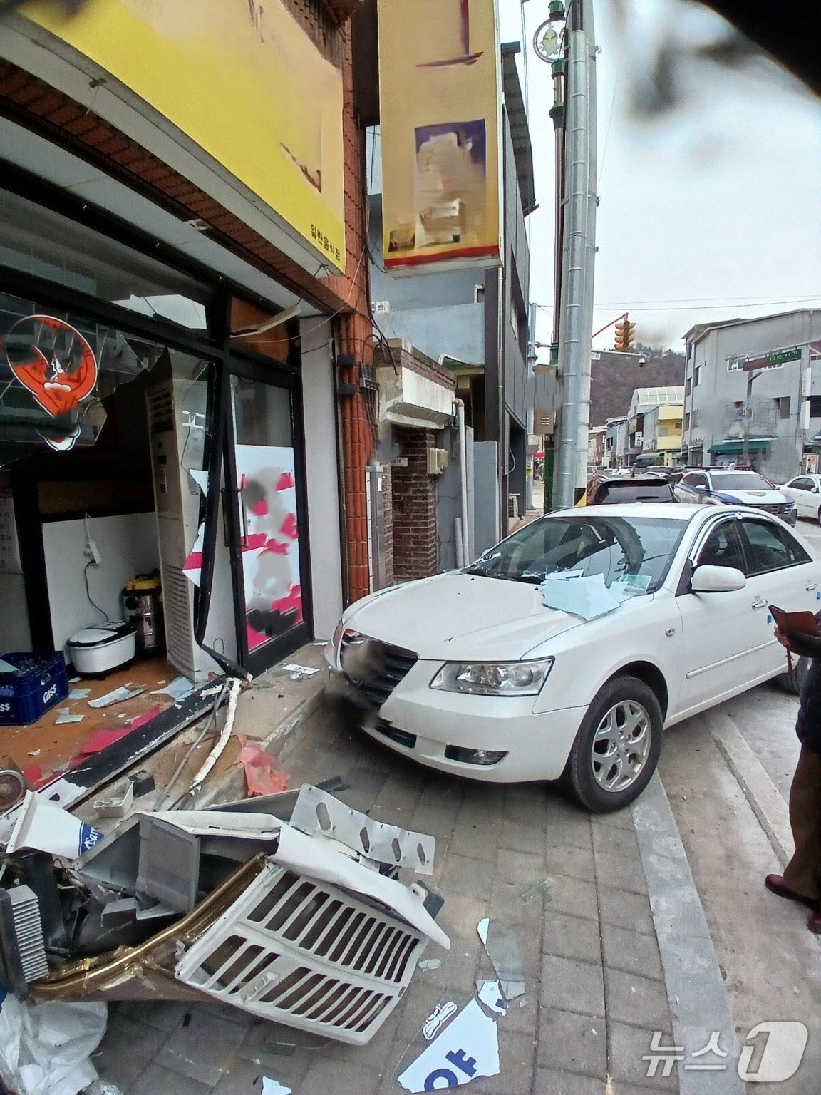 상가로 돌진한 승용차.(단양소방서 제공. 재판매 및 DB금지)/뉴스1 