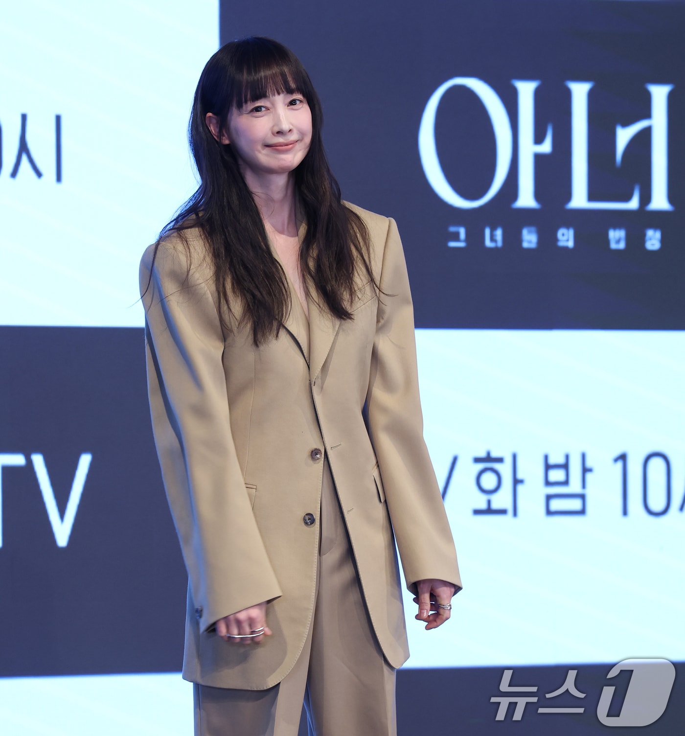 배우 이나영이 26일 오후 서울 구로구 디큐브시티 더세인트에서 열린 ENA 새 월화드라마 '아너 : 그녀들의 법정'(극본 박가연, 연출 박건호) 제작발표회에서 포즈를 취하고 있다. '아너 : 그녀들의 법정'은 거대한 스캔들이 되어 돌아온 과거에 정면 돌파로 맞서는 세 여성 변호사의 미스터리 추적극으로 다음 달 2일 첫 방송된다. 2026.1.26/뉴스1 ⓒ News1 오대일 기자