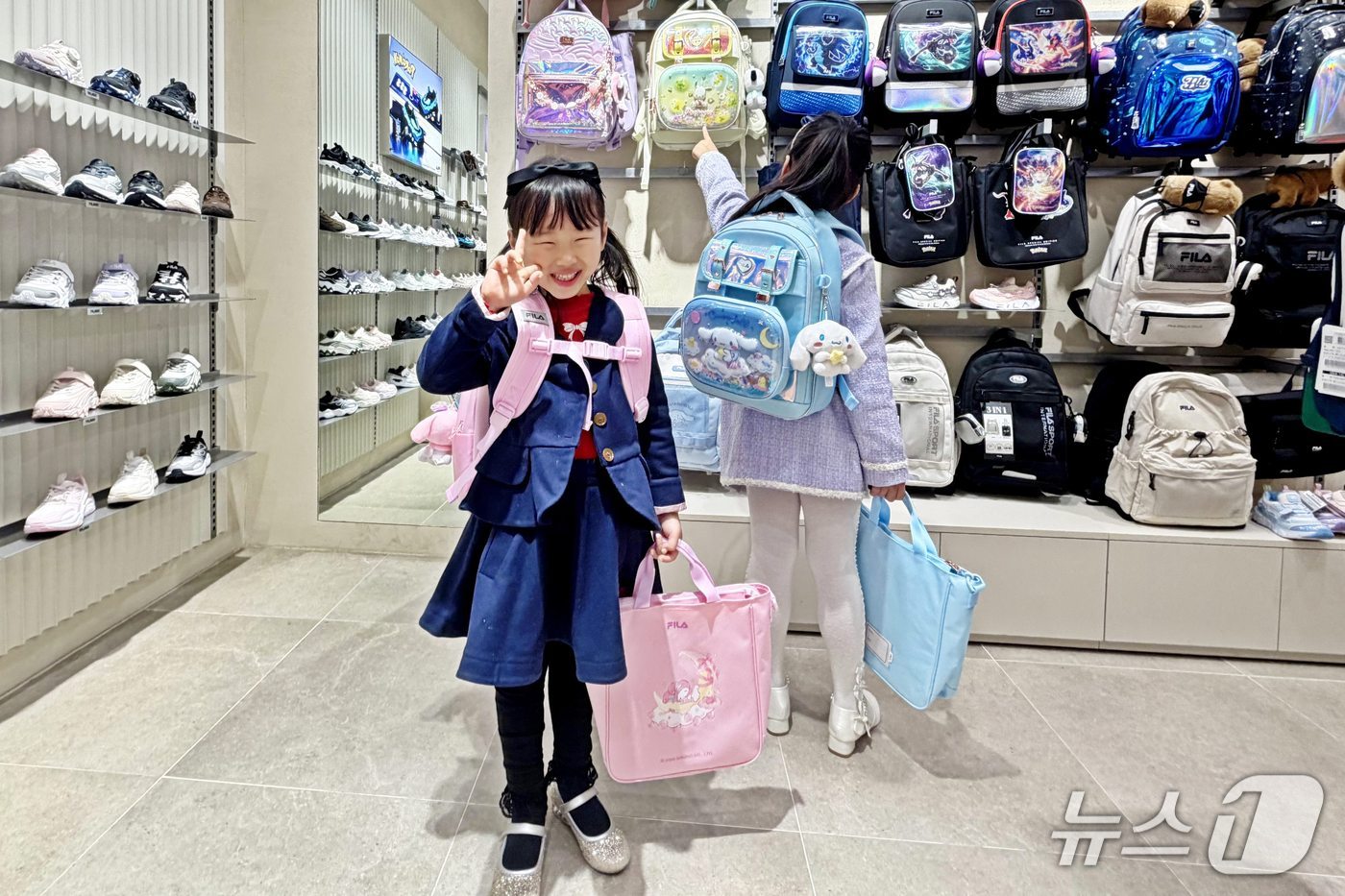 신세계백화점 센텀시티 휠라키즈 매장을 방문한 어린이들이 매장을 둘러보고 있다.(신세계 센텀시티 제공. 재판매 및 DB 금지)