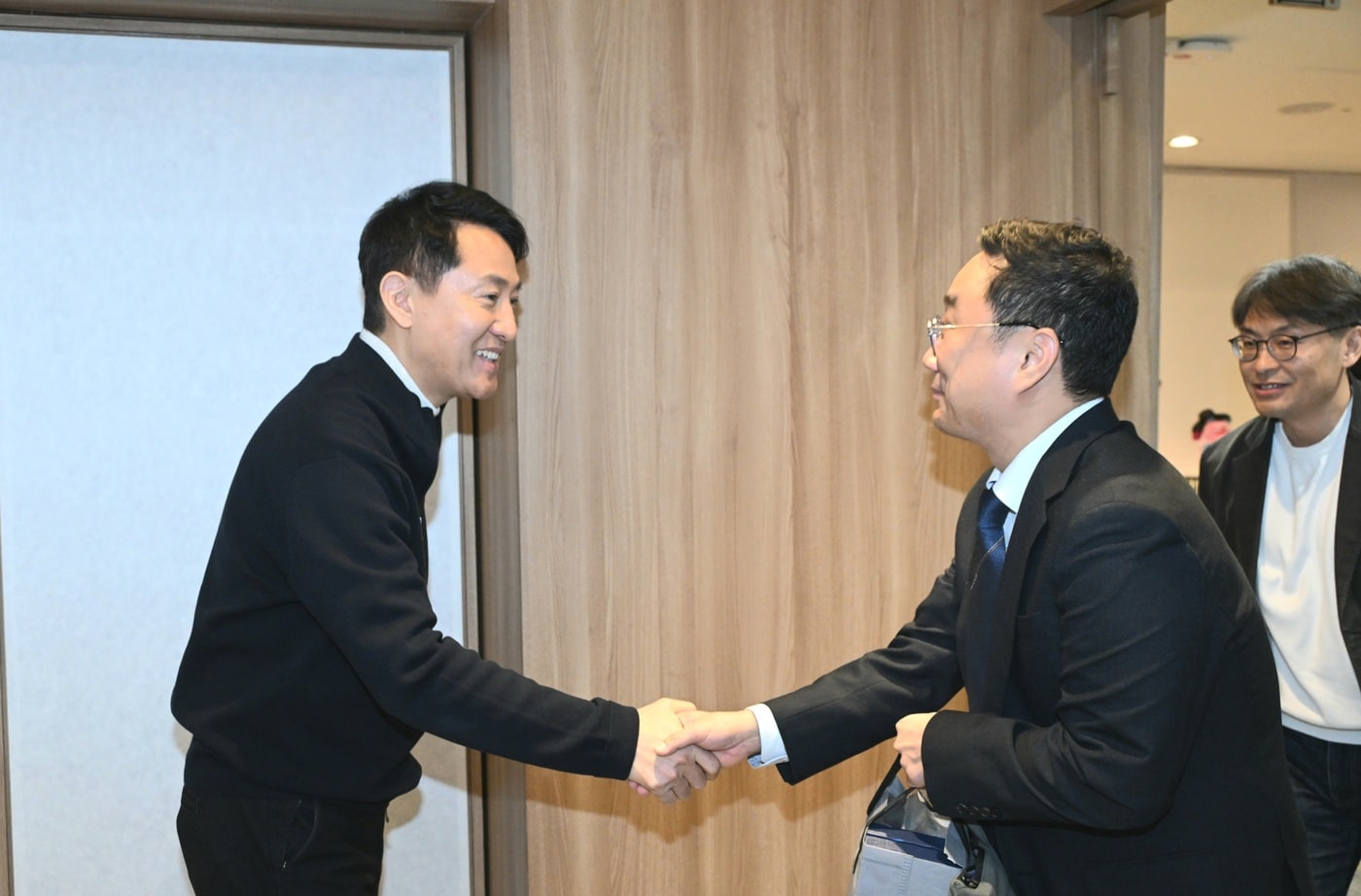 오세훈 서울시장이 26일 CES 2026 혁신상 수상 기업 간담회에 앞서 참석자들과 인사를 나누고 있다.(서울시 제공)