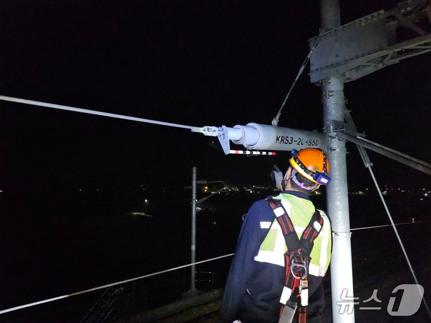 코레일 부산경남본부 관계자들이 한파에 대비해 철도 전기 시설을 점검하고 있다.(코레일 부산경남본부 제공. 재판매 및 DB 금지)