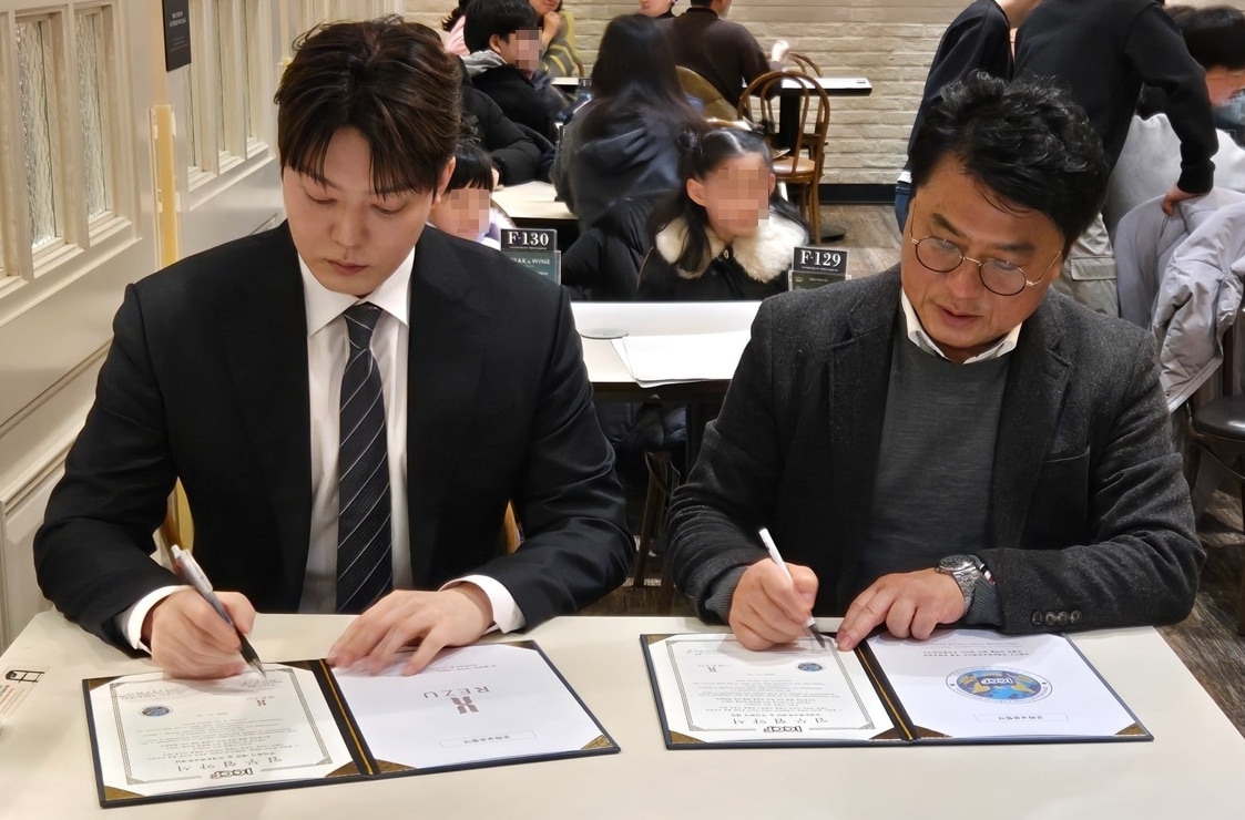 (왼쪽부터) 레쥬 정세현 대표이사, 국제문화교류재단 김영규 이사장 /  사진=레쥬 제공