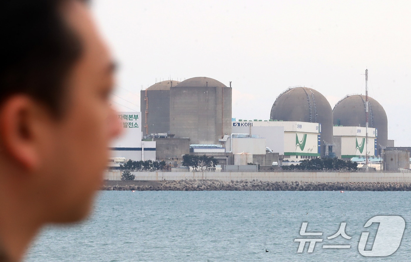 정부가 26일 대형원전 2기와 소형모듈원전(SMR) 1기 건설을 포함한 신규 원전 계획을 지난해 초 윤석열 정부에서 확정했던 제11차 전력수급기본계획대로 이어가기로 했다. 정부는 5~6개월 내 신규 원전 부지를 정한 뒤, 2030년 초 건설 허가를 거쳐 2037~2038년까지 새 원전을 준공한다는 목표다. 사진은 이날 부산 기장군 장안읍 고리 1, 2, 3, 4호기 모습. 2026.1.26/뉴스1 ⓒ News1 윤일지 기자