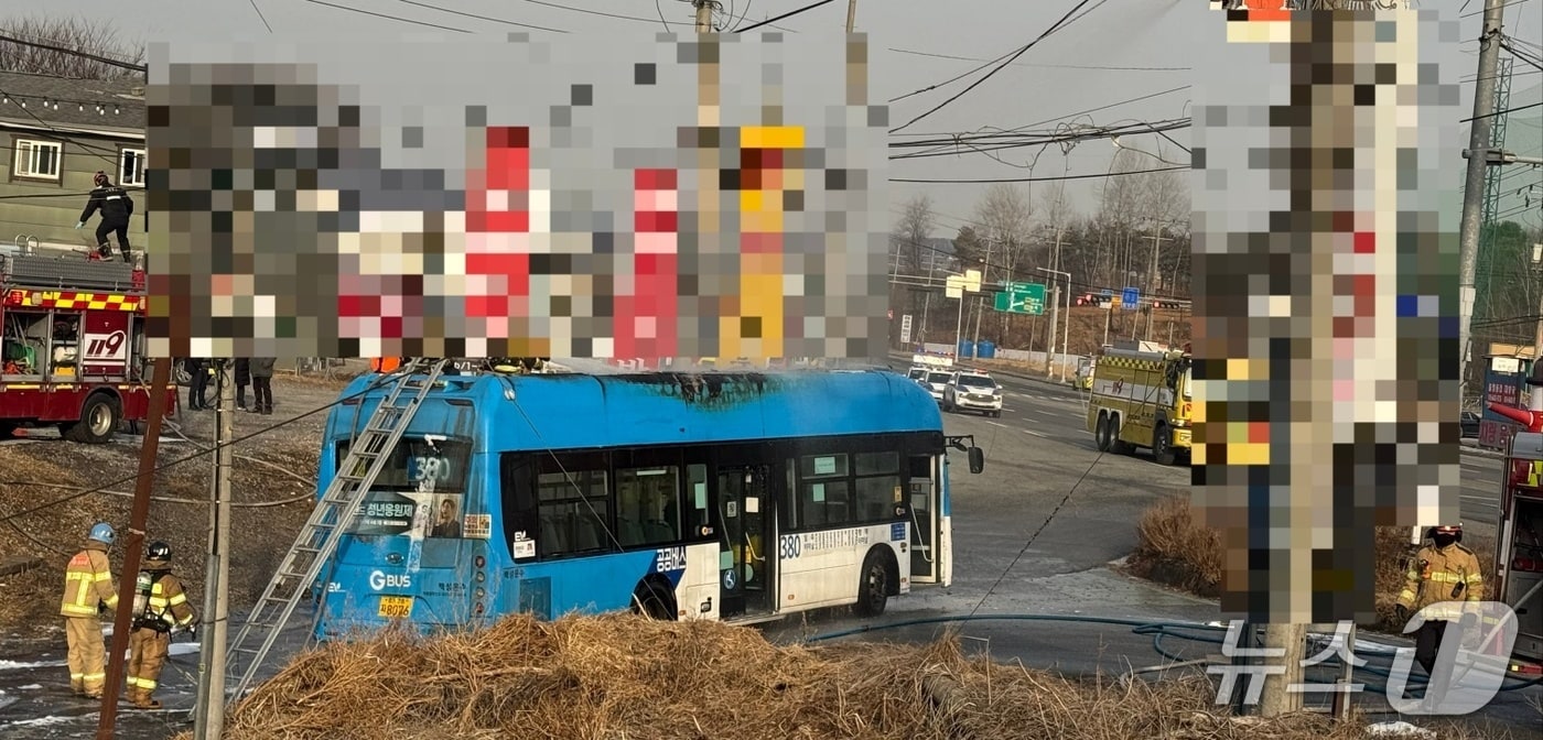 안성 일죽면 전기버스 화재 현장에서 소방대원들이 진화작업을 벌이고 있다.(독자 제공) /뉴스1 최대호 기자