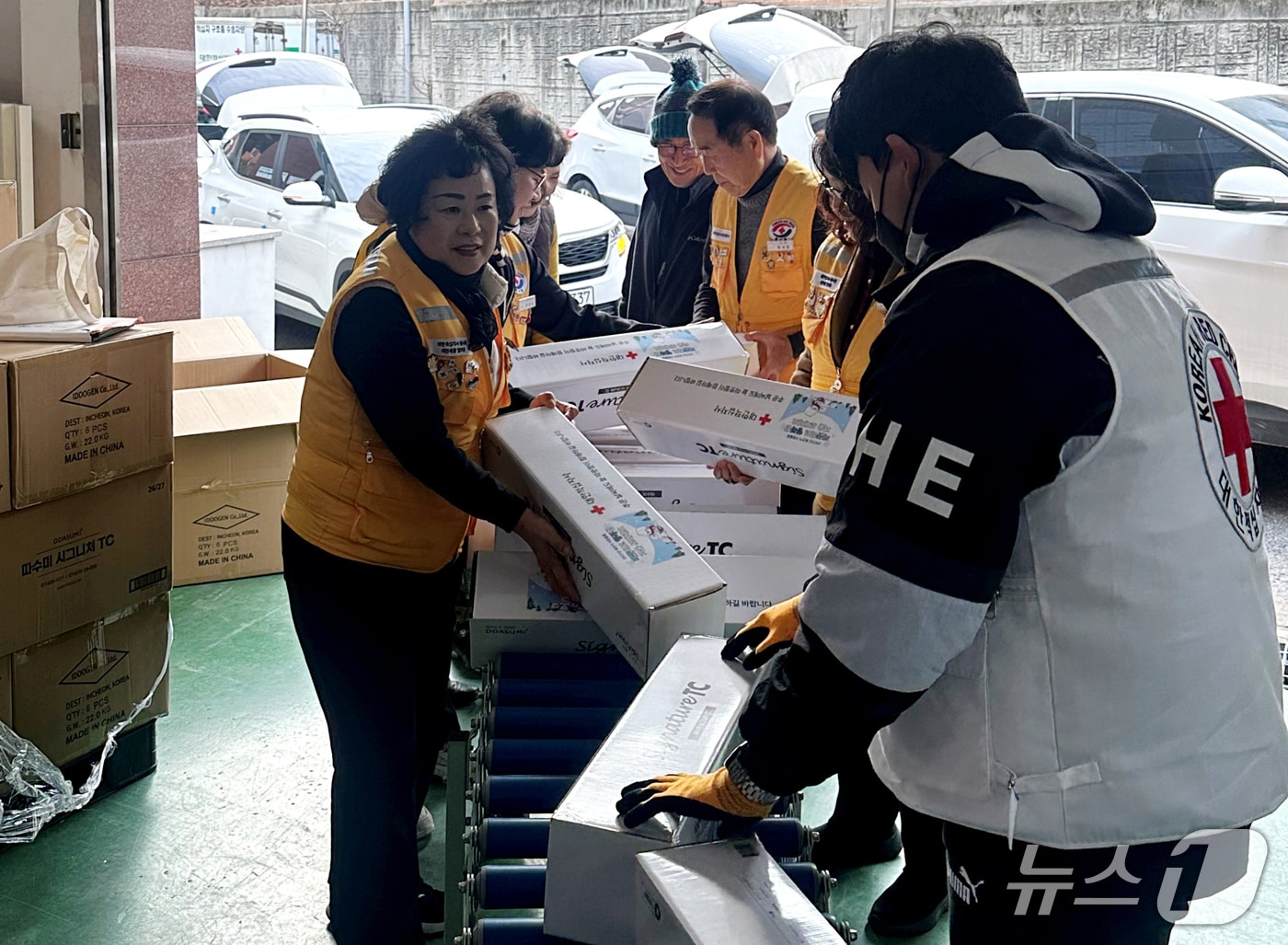 대한적십자사 대전·세종지사가 취약계층에 전달할 물품을 준비하고 있다.(대한적십자사 대전·세종지사 제공. 재판매 및 DB금지)/뉴스1