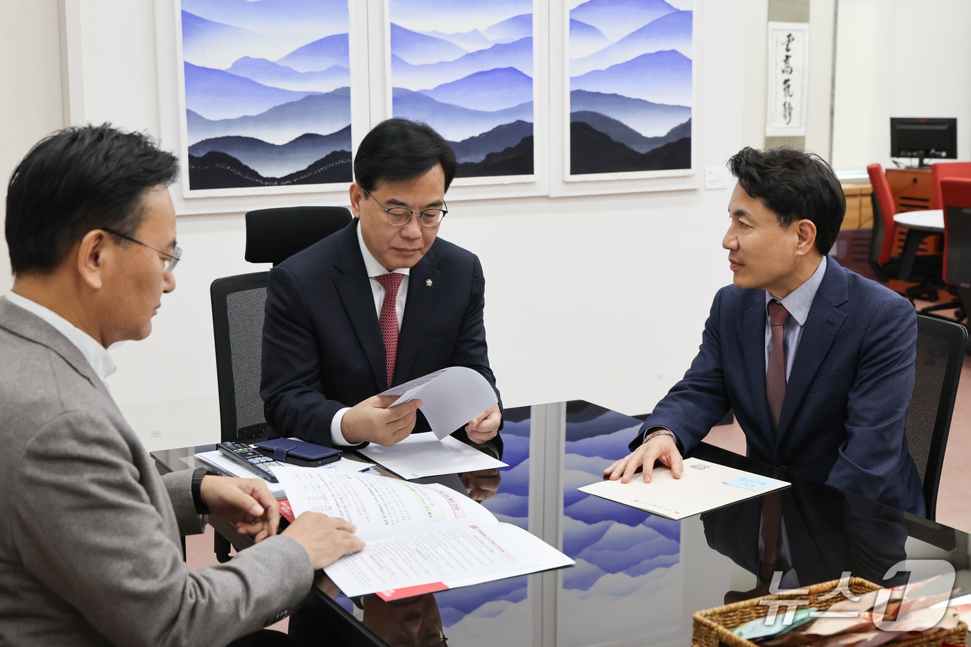 김진태 강원도지사는 26일 국회를 찾아 여·야에 강원특별법 등 '3특'에 대한 적극적 관심을 요청했다.(강원도 제공. 재판매 및 DB금지)/뉴스1