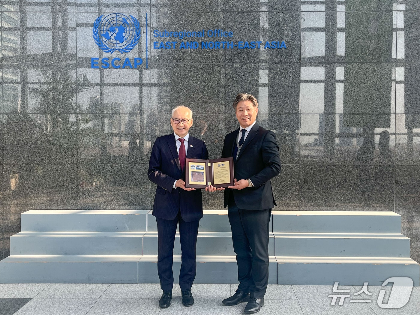 강볼드 바산자브 UN ESCAP 대표와 류동근 한국해양대 총장이 감사패를 들고 기념촬영을 하는 모습 (해양대 제공. 재판매 및 DB금지)