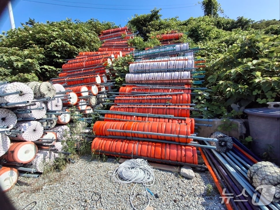 어촌계장이 부정수령한 친환경 인증부표의 모습.(완도해경 제공. 재판매 및 DB 금지)