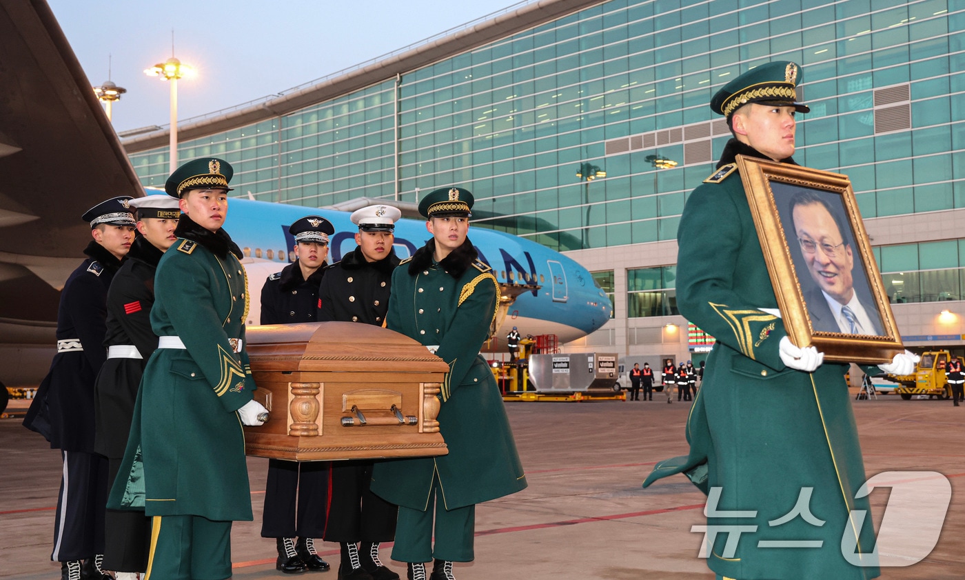 베트남 출장 중 심근경색으로 쓰러져 별세한 이해찬 민주평화통일자문회의 수석부의장(전 국무총리)의 시신이 27일 오전 인천국제공항에 도착, 빈소가 마련된 서울대병원 장례식장으로 운구되고 있다. 2026.1.27/뉴스1 ⓒ News1 공항사진기자단