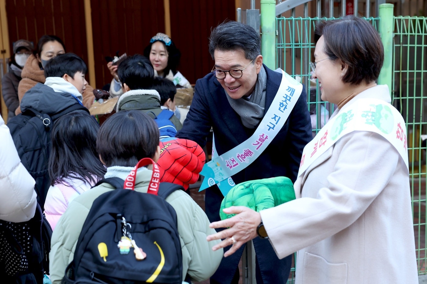 정원오 서울 성동구청장이 성동구의 한 초등학교에서 학생들과 소통하고 있다.(성동구 제공)