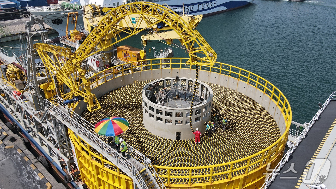 LS전선이 강원도 동해시 동해항에서 해저케이블을 선적하는 모습(LS전선 제공)