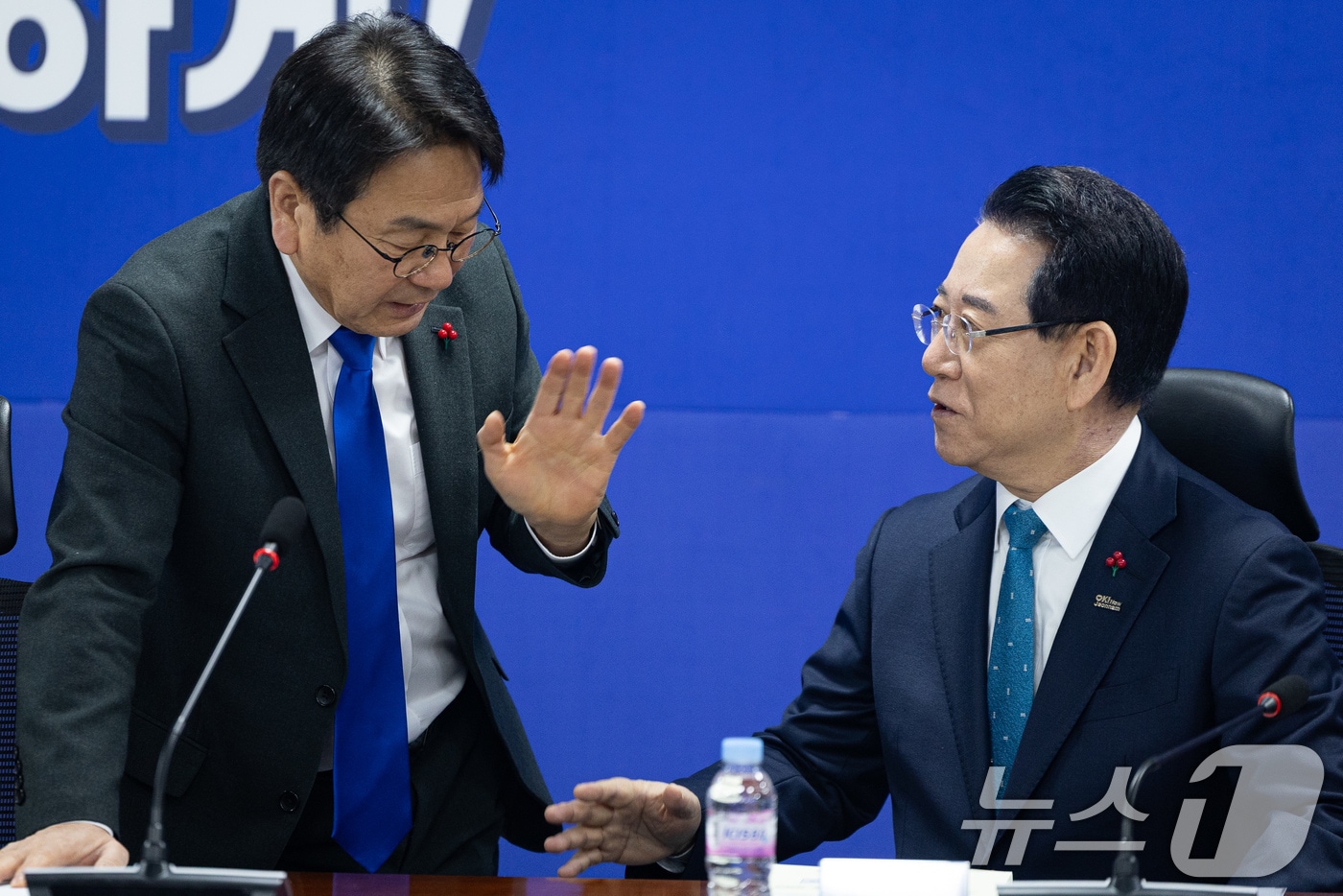 강기정 광주시장(왼쪽)과 김영록 전남지사가 27일 서울 여의도 국회 의원회관에서 열린 더불어민주당 광주전남 통합 특별법 제정을 위한 제4차 간담회에 앞서 대화하고 있다. 2026.1.27/뉴스1 ⓒ News1 유승관 기자