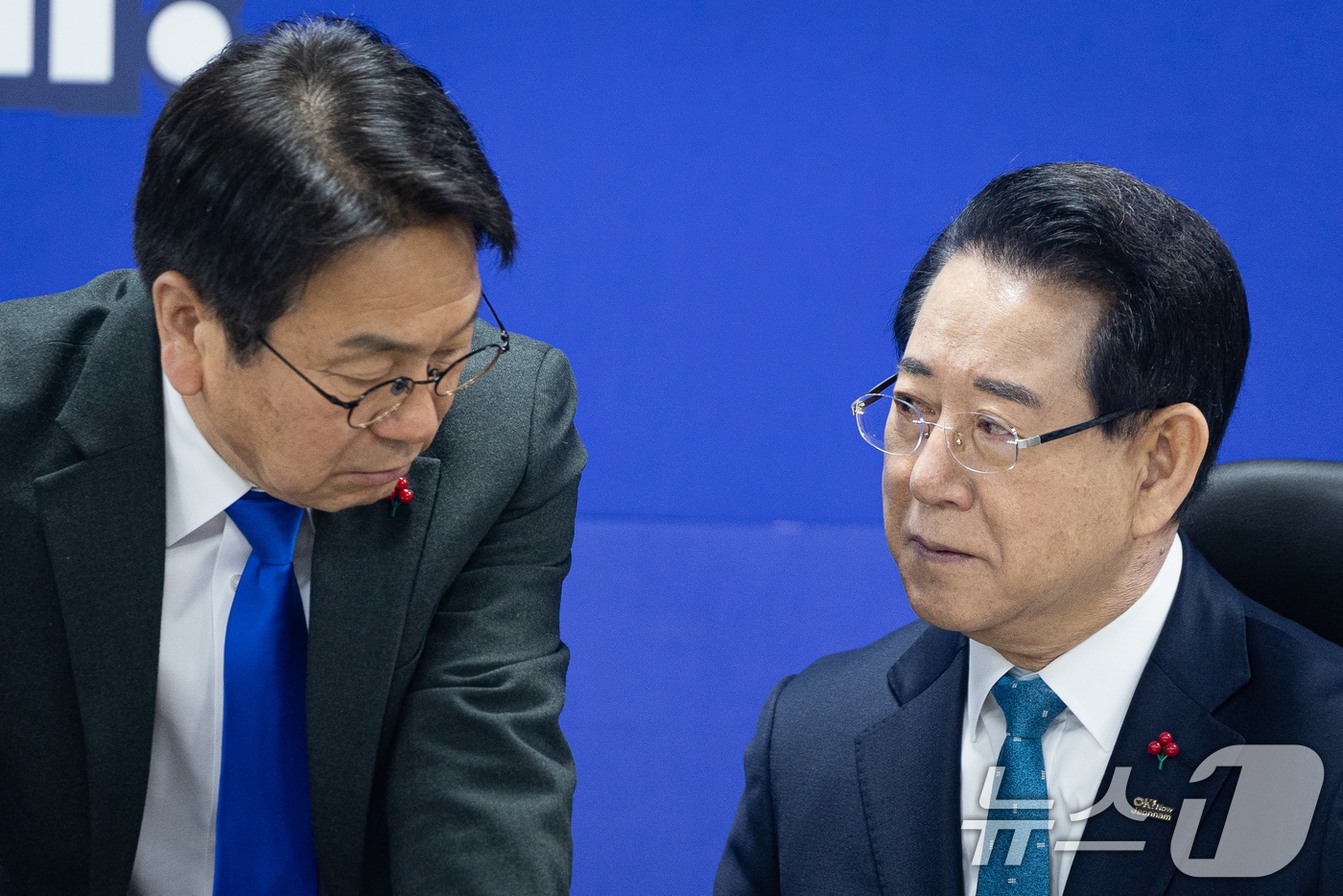 강기정 광주시장(왼쪽)과 김영록 전남지사가 27일 서울 여의도 국회 의원회관에서 열린 더불어민주당 광주전남 통합 특별법 제정을 위한 제4차 간담회에 앞서 대화하고 있다. 2026.1.27/뉴스1 ⓒ News1 유승관 기자