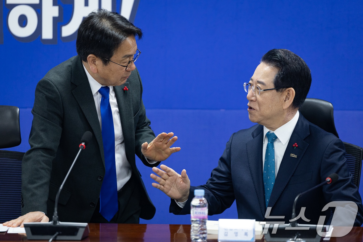 강기정 광주시장(왼쪽)과 김영록 전남지사가 27일 서울 여의도 국회 의원회관에서 열린 더불어민주당 광주전남 통합 특별법 제정을 위한 제4차 간담회에 앞서 대화하고 있다. 2026.1.27/뉴스1 ⓒ News1 유승관 기자