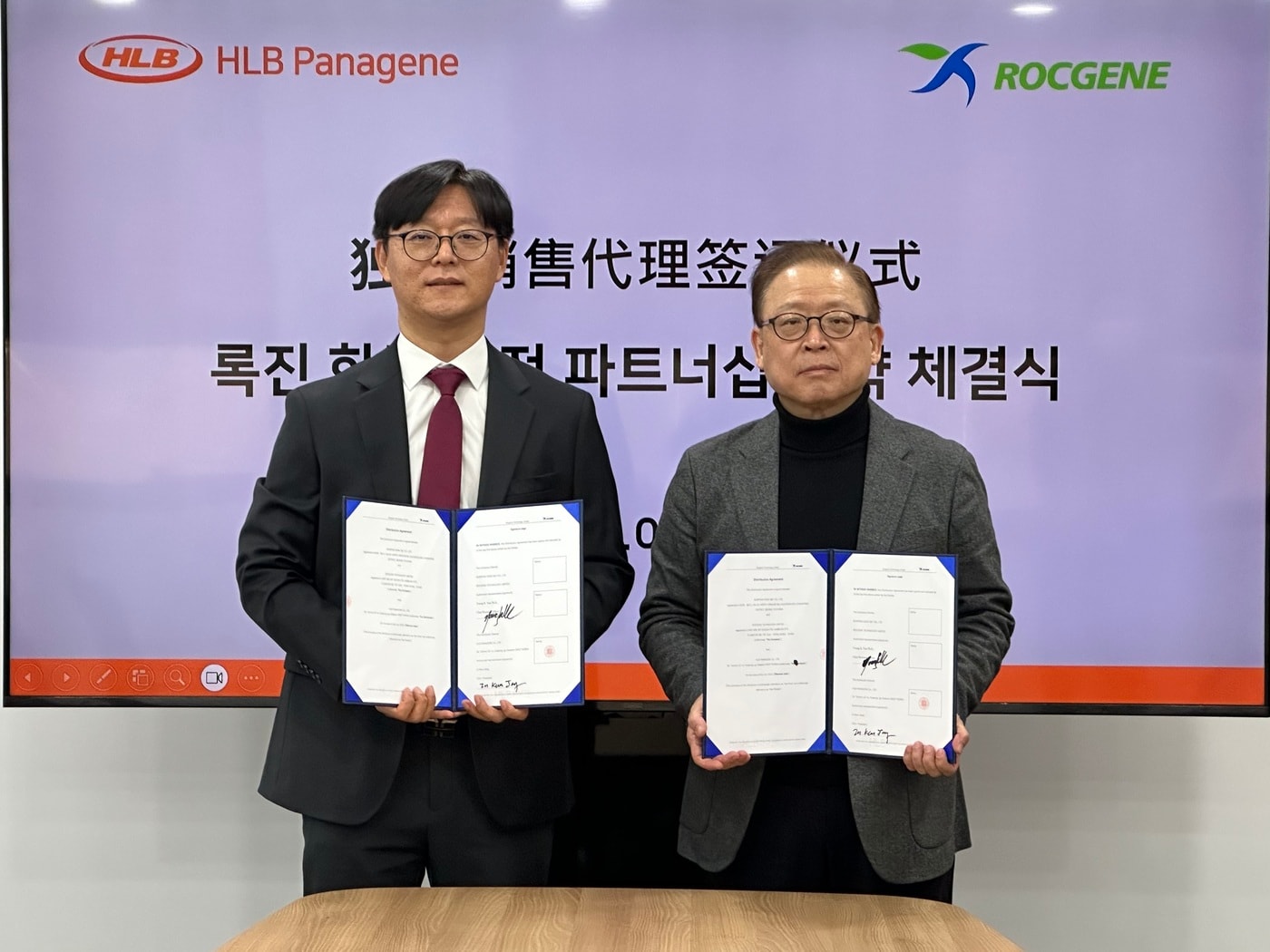 2026년 1월 HLB파나진 본사에서 열린 RocGene 독점 파트너십 계약 체결식에서 장인근 HLB파나진 대표이사(좌)와 윤영국 RocGene 글로벌 부사장이 기념촬영을 하고 있다. (HLB그룹 제공) 