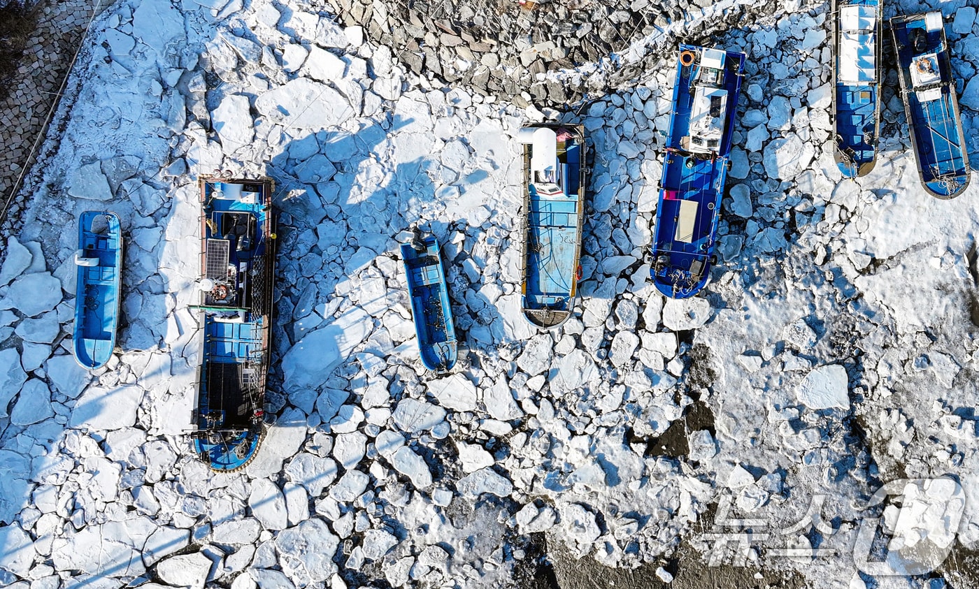 영하권에 날씨가 연일 이어진 27일 인천 중구 영종도 예단포선착장의 갯벌이 얼어붙어 있다. 2026.1.27/뉴스1 ⓒ News1 이호윤 기자