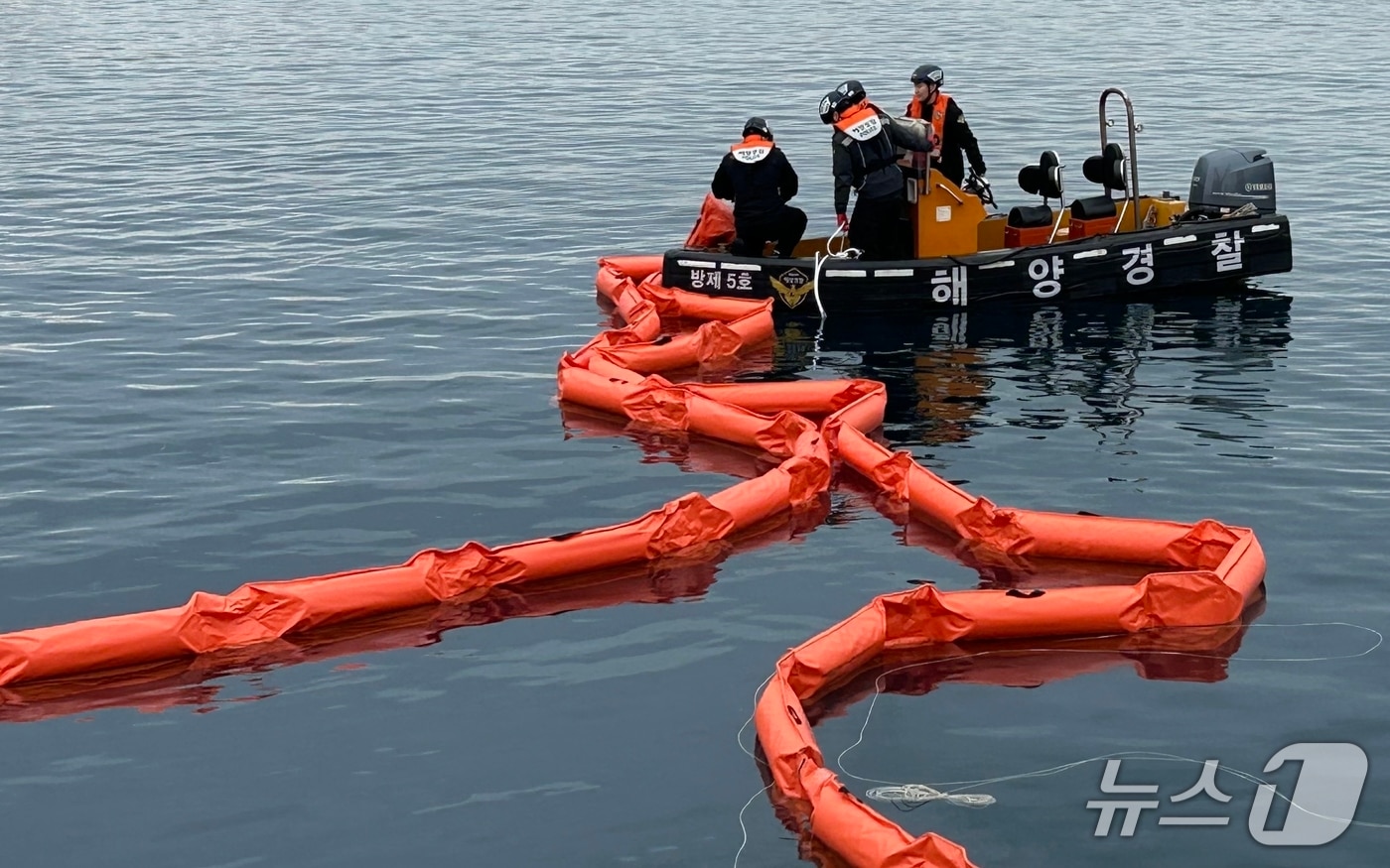 지난 2025년 2월12일 서귀포 해상에서 발생한 어선 전복 사고 당시 오염물질 유출을 막기 위해 장비를 설치하는 모습.(제주해양경찰청 제공. 재판매 및 DB 금지)