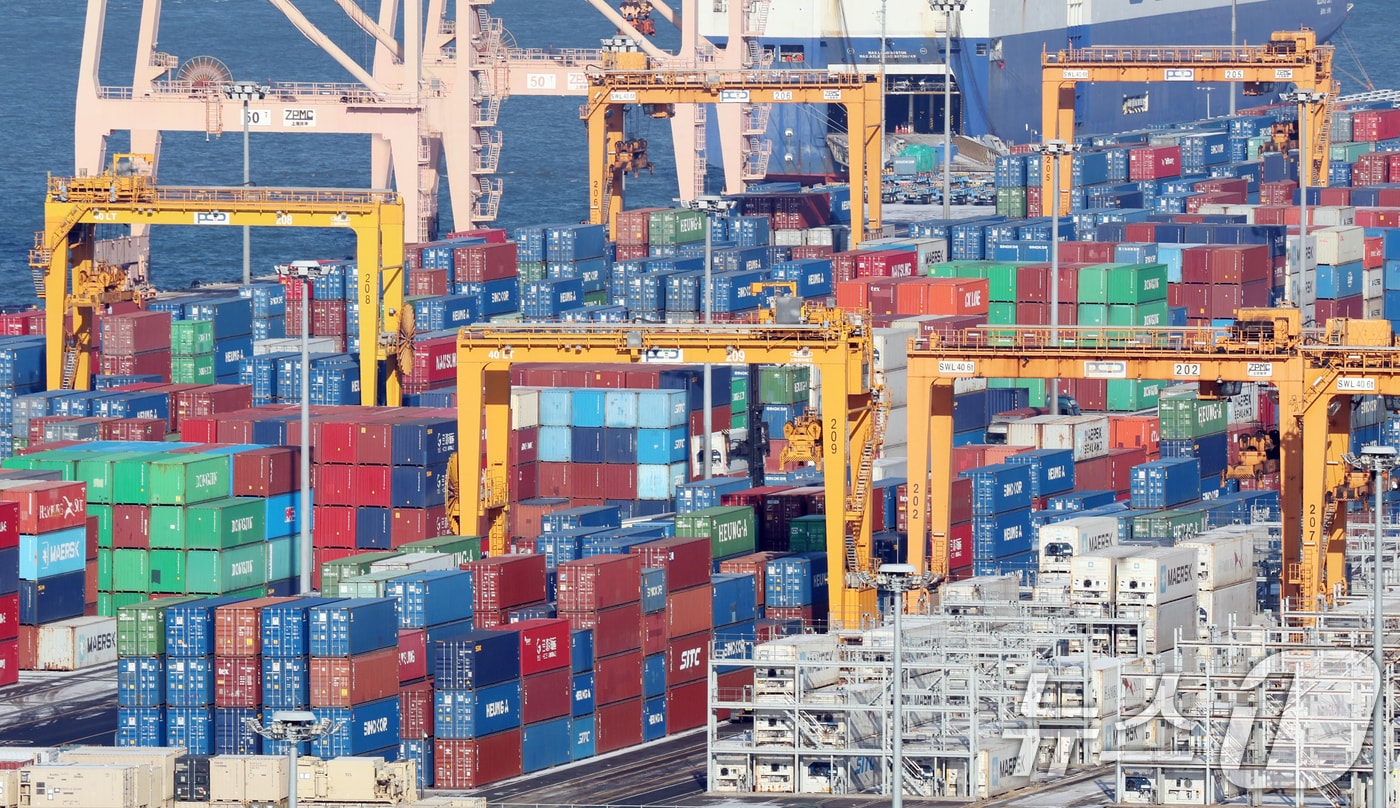 지난 27일 경기 평택시 포승읍 평택항에 수출용 컨테이너가 쌓여있는 모습. 2026.1.27/뉴스1 ⓒ News1 김영운 기자