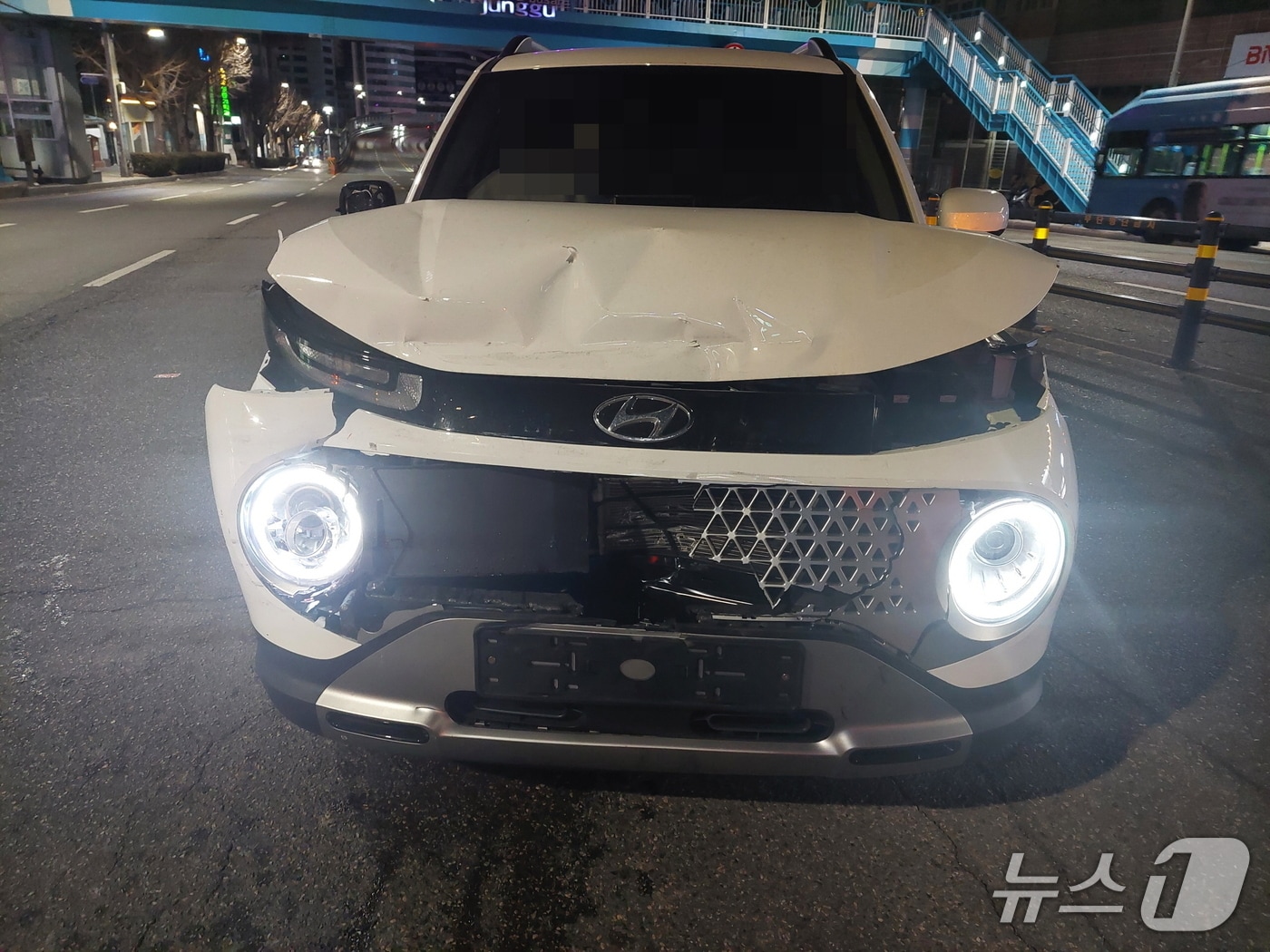 신호대기 중이던 택시와 부딪힌 사고차량 (경찰 제공. 재판매 및 DB금지)