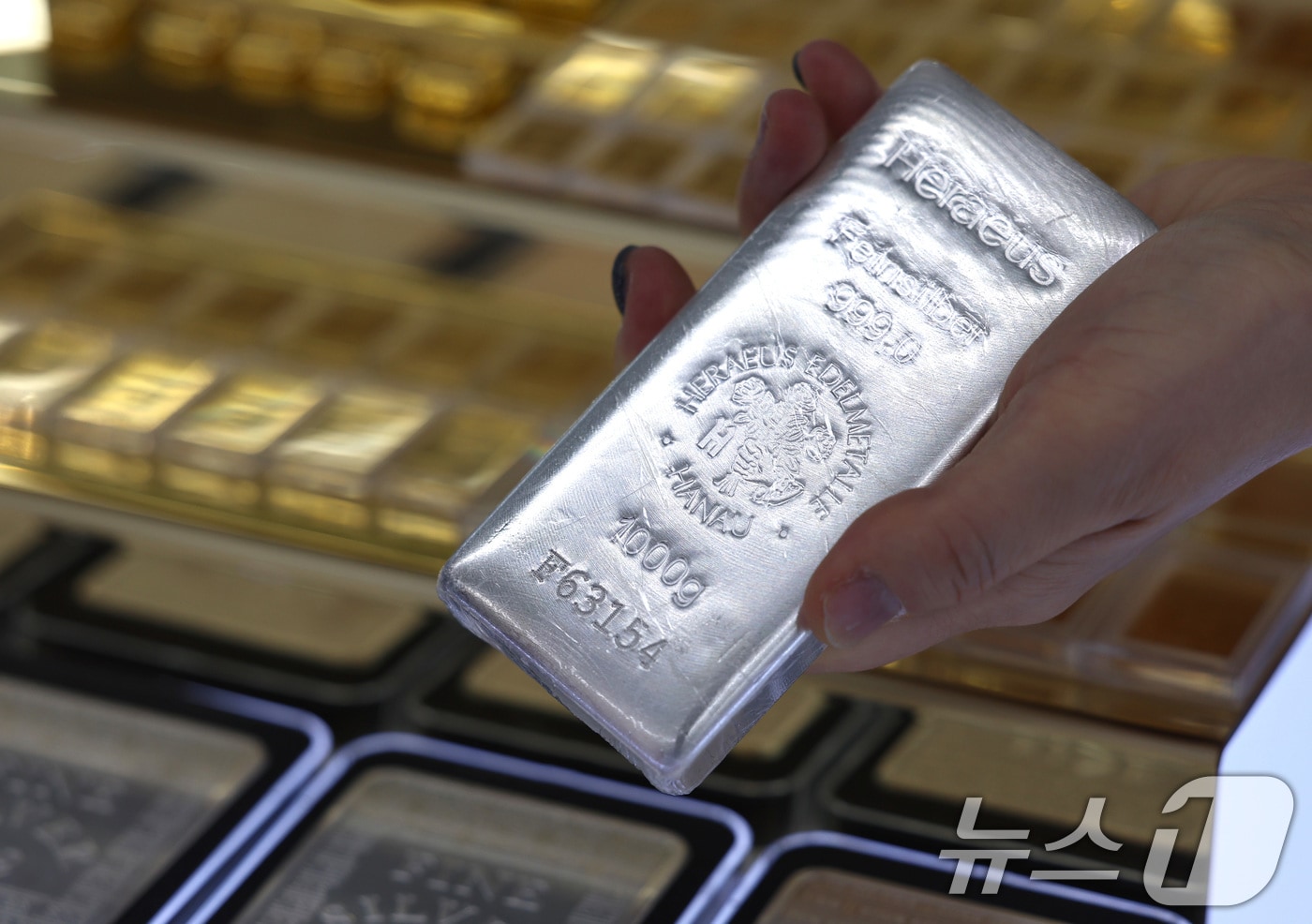 금과 함께 은 가격이 연일 고공행진을 이어가고 있는 27일 서울 종로구의 한 금거래소에 실버바 등 제품이 진열돼 있다. 2026.1.27/뉴스1 ⓒ News1 구윤성 기자