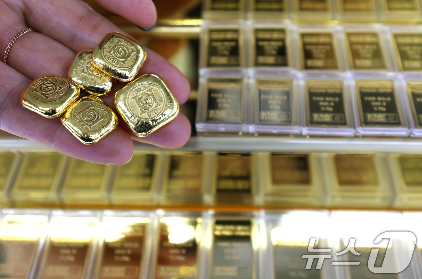 국제금값이 온스당 5천100달러 돌파한 27일 서울 종로구의 한 금거래소에 금 제품이 진열돼 있다. 2026.1.27/뉴스1 ⓒ News1 구윤성 기자