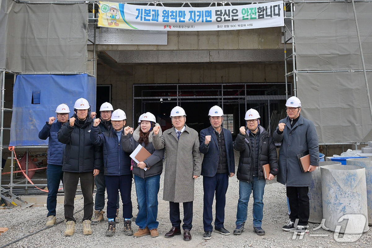 전남 여수시가 동절기를 맞아 건설 현장 안전점검을 진행하고 있다. (여수시 제공. 재판매 및 DB금지)