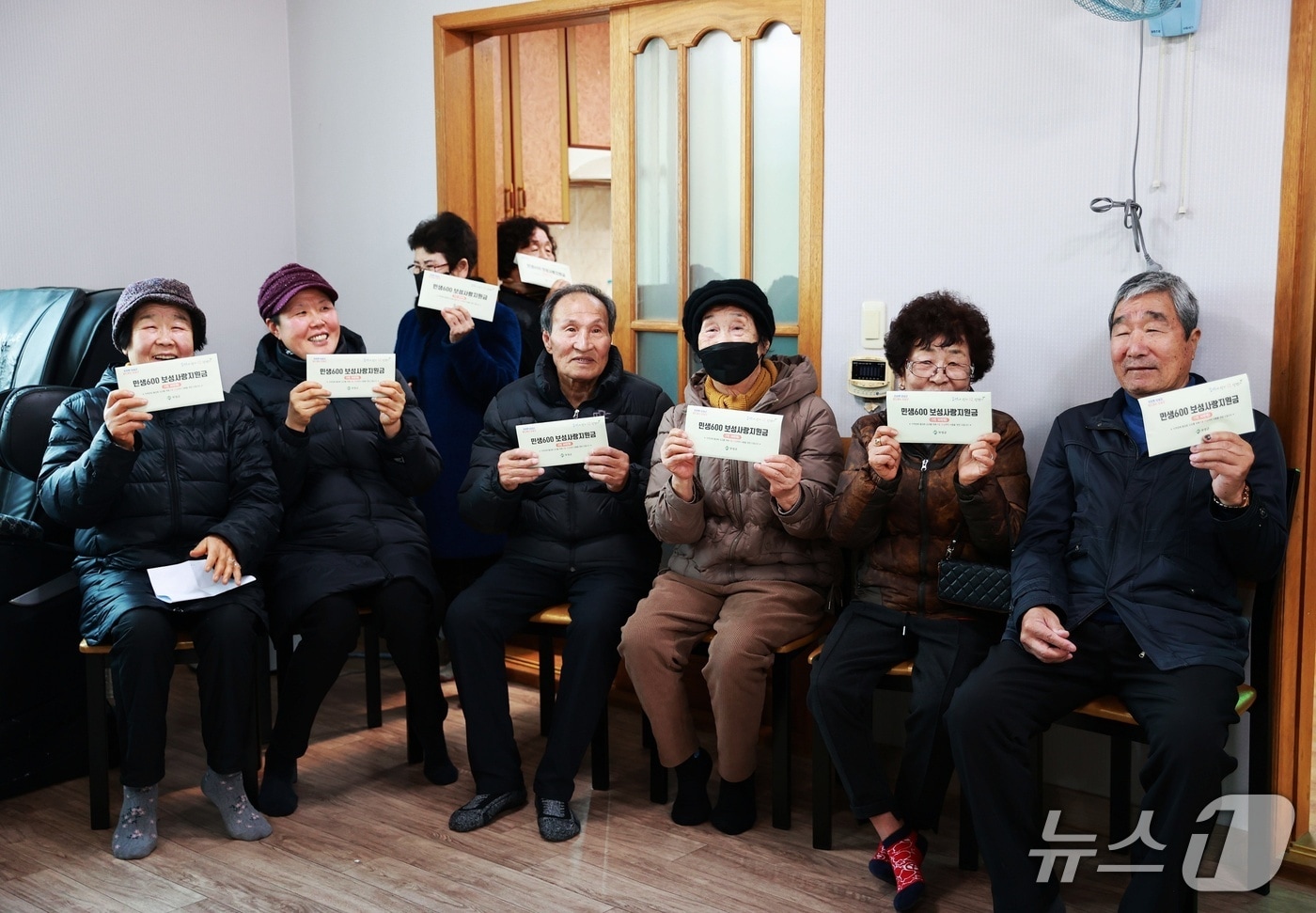 지난해 민생회복 지원금을 받은 보성군민들. (보성군 제공)