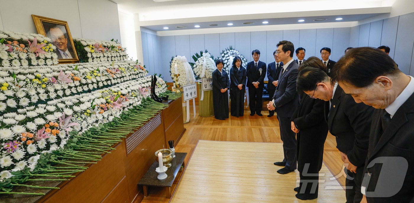 27일 서울 종로구 서울대학교병원 장례식장에 이해찬 민주평화통일자문회의 수석부의장의 빈소가 마련된 가운데 장경태 더불어민주당 의원(왼쪽)이 조문을 하고 있다. 2026.1.27/뉴스1 ⓒ News1 사진공동취재단