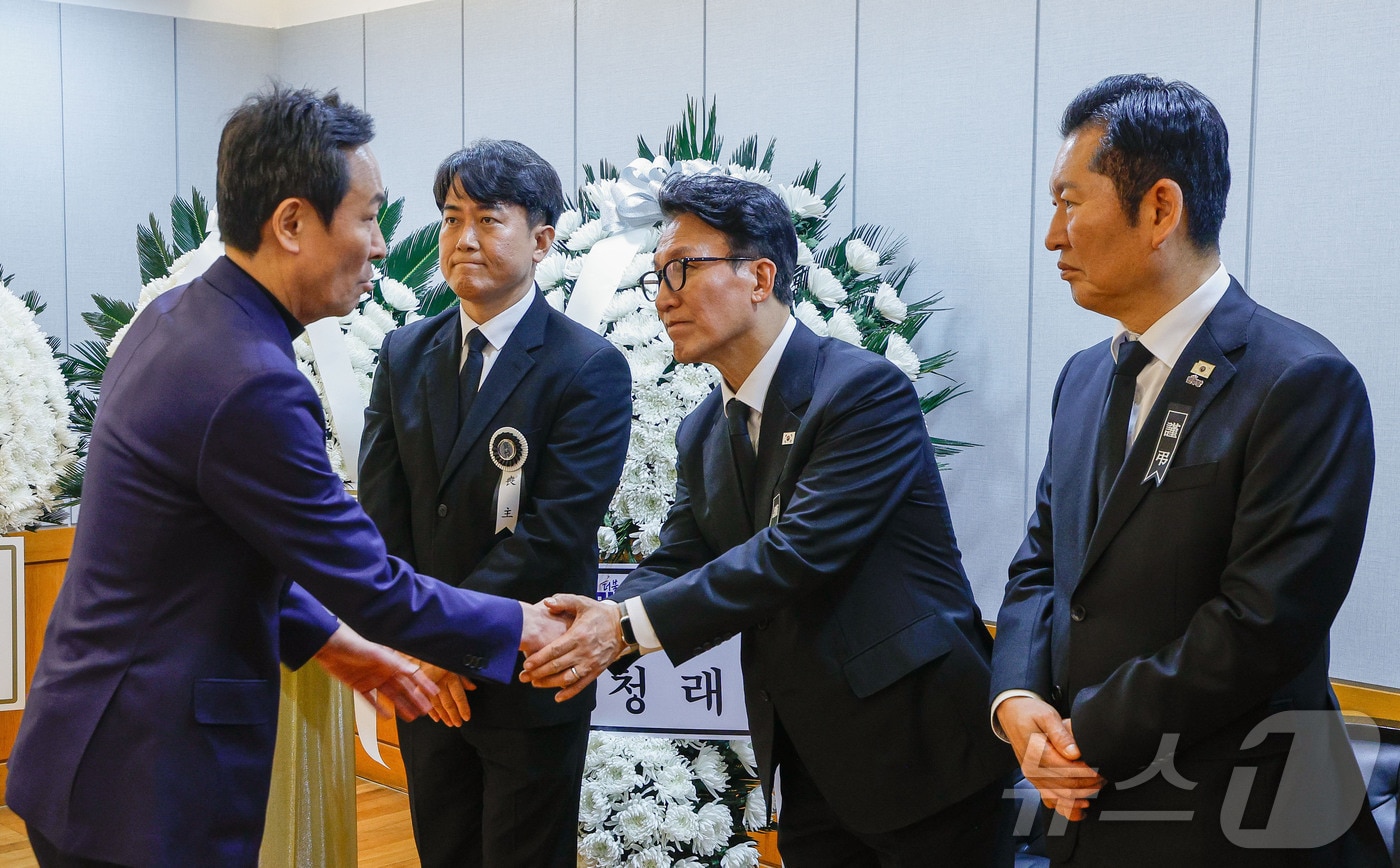 27일 서울 종로구 서울대학교병원 장례식장에 이해찬 민주평화통일자문회의 수석부의장의 빈소가 마련된 가운데 우상호 전 청와대 정무수석이 김민석 국무총리, 정청래 더불어민주당 대표와 인사를 나누고 있다. 2026.1.27/뉴스1 ⓒ News1 사진공동취재단