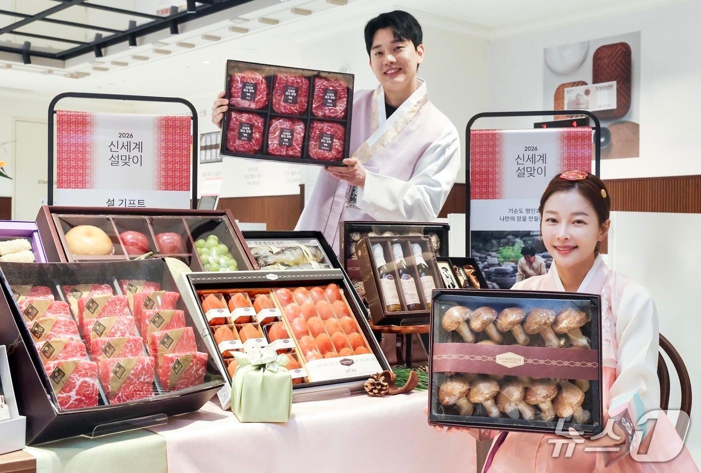 신세계백화점 센텀시티 관계자가 설 선물세트를 소개하고 있다.(신세계 센텀시티 제공. 재판매 및 DB 금지)