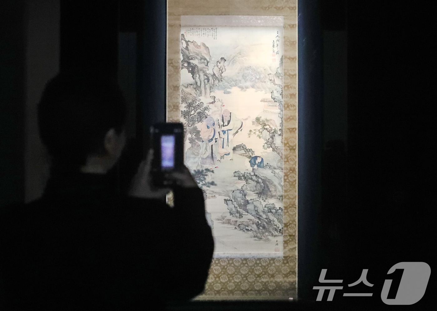 27일 오전 대구 수성구 대구간송미술관을 찾은 관람객이 오원 장승업의 '삼인문년(三人問年)'을 감상하고 있다. 대구간송미술관은 병오년 새해를 맞아 상설전 전시 작품을 전면 교체하고, 이날부터 회화·도자·서예 등 31건 40점을 새롭게 선보인다. 2026.1.27/뉴스1 ⓒ News1 공정식 기자