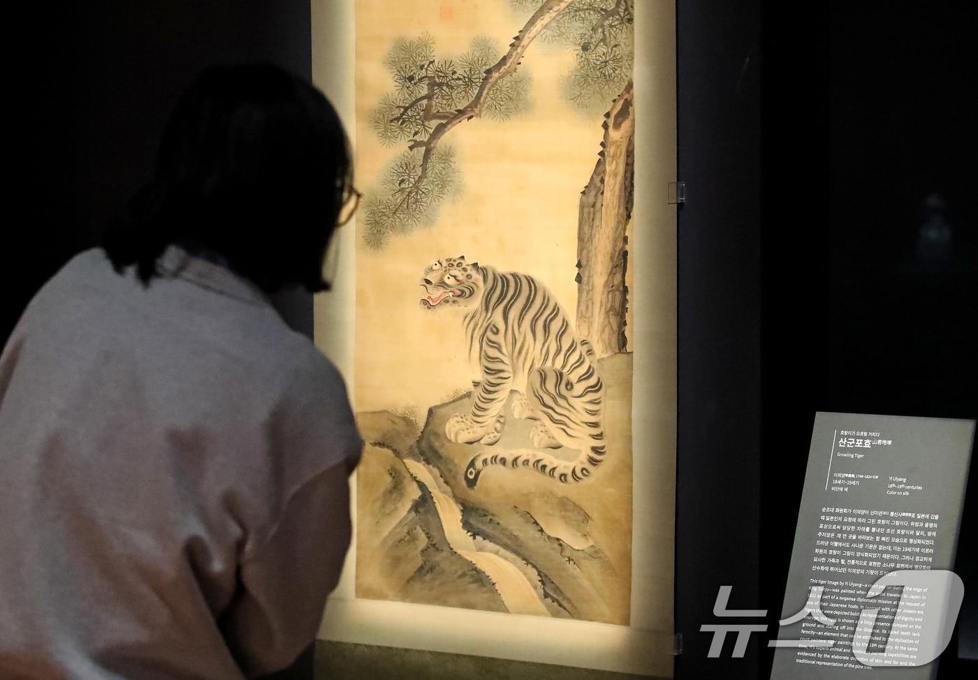 대구간송미술관은 21일 봄을 맞아 다양한 기관과 연계해 제휴·할인 혜택을 제공한다고 밝혔다. 사진은 미술관을 찾은 시민이 작품을 감상하는 모습. 2026.1.27 ⓒ 뉴스1 공정식 기자