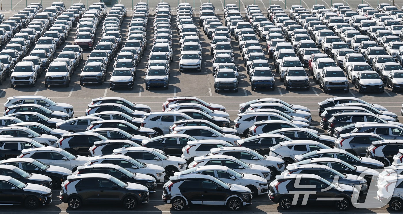 도널드 트럼프 미국 대통령이 26일(현지시간) 한국 의회가 무역 합의를 이행하지 않고 있다며 상호관세를 비롯해 자동차 등 품목 관세를 15%에서 25%로 인상하겠다고 밝혔다. 사진은 27일 경기 평택시 포승읍 평택항에 수출용 차량이 세워져 있는 모습. 2026.1.27/뉴스1 ⓒ News1 김영운 기자