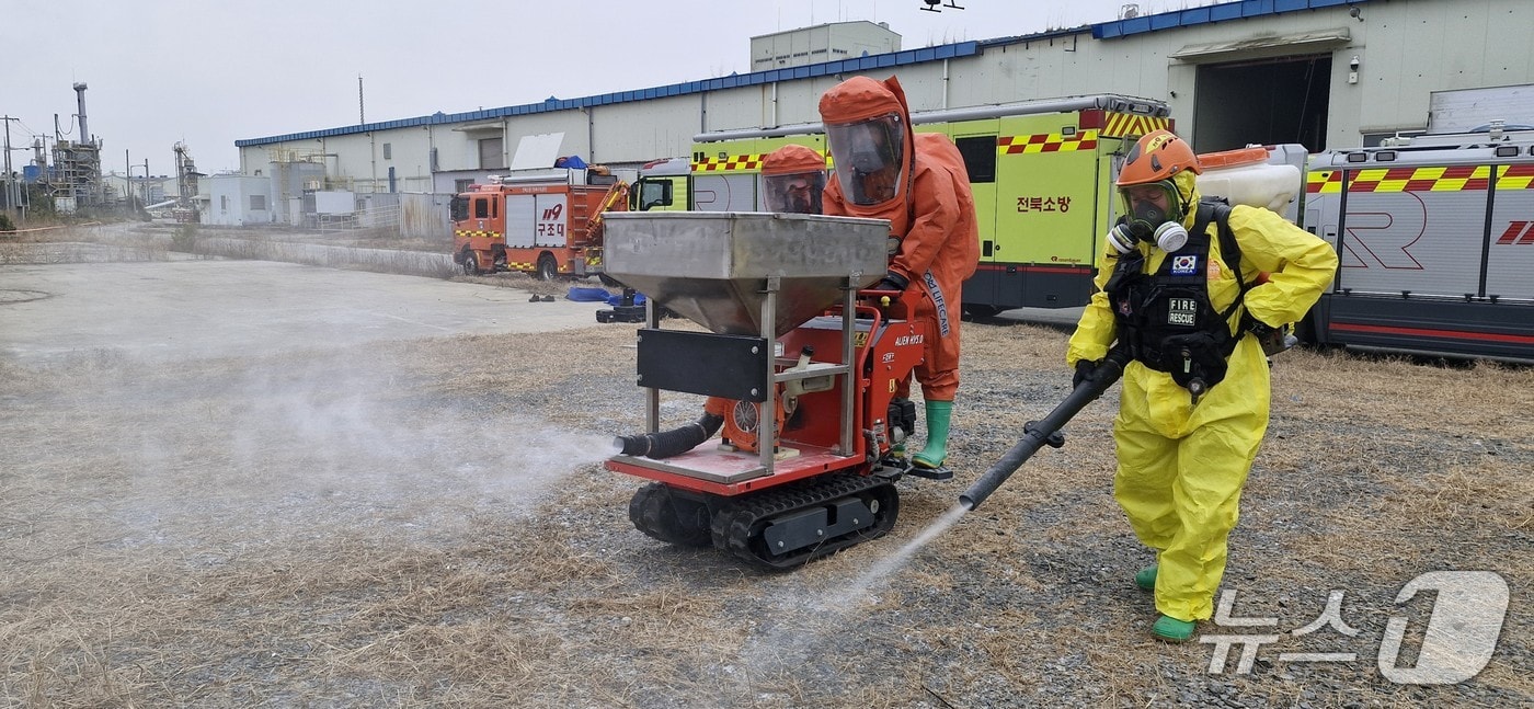 전북소방본부 화학구조대 대원들이 유해화학물질 사고에 대비한 중화제 살포 훈련을 하고 있다.(전북소방본부 제공. 재판매 및 DB금지)
