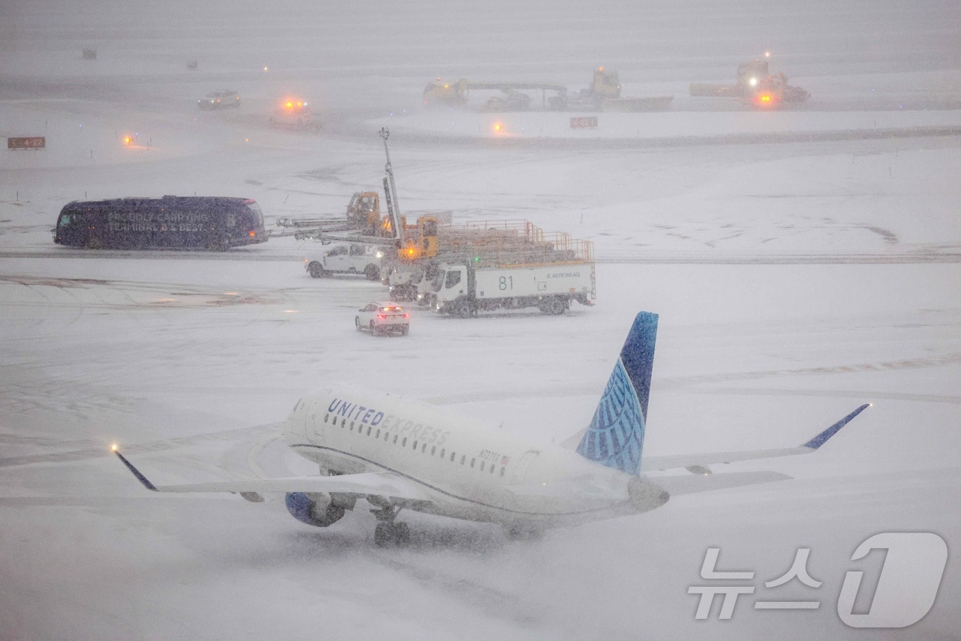 25일(현지시간) 뉴욕 라과디아 공항 활주로에 눈이 내리는 가운데, 유나이티드항공 엠브라에르 175 항공기가 이륙을 위해 활주로를 이동하고 있다. 하루 전인 24일, 미국 전역엔 대규모 겨울 폭풍이 몰아쳤다. 2026.01.25. ⓒ AFP=뉴스1 ⓒ News1 권영미 기자