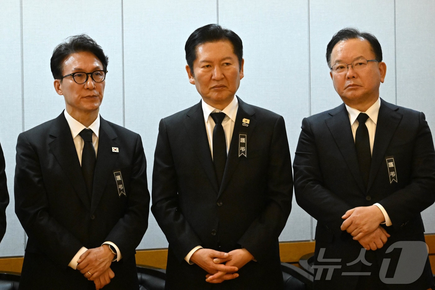 지난 2월 27일 서울 종로구 서울대학교병원 장례식장에 마련된 이해찬 민주평화통일자문회의 수석부의장의 빈소에서 김민석 국무총리, 정청래 더불어민주당 대표, 김부겸 전 총리기 조문객을 맞이하고 있다. 2026.1.27 ⓒ 뉴스1 사진공동취재단