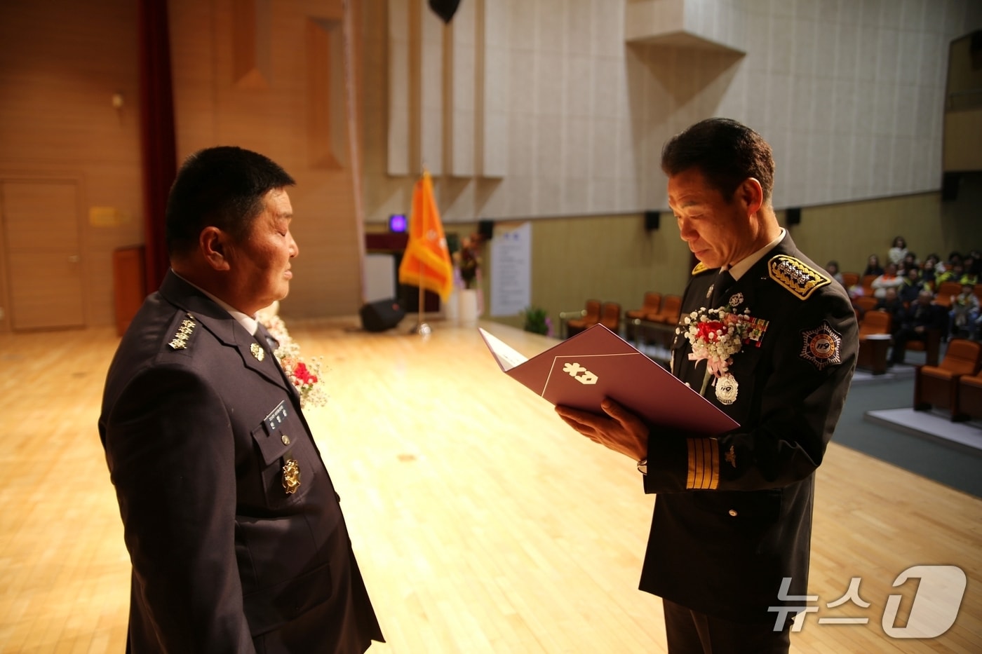 27일 충북 괴산문화예술회관에서 열린 괴산군 의용소방대장 합동 이·취임식에서 양찬모 괴산소방서장이 안영삼 괴산남성의용소방대장(왼쪽)에게 임명장을 주고 있다.(괴산소방서 제공, 재판매 및 DB금지)/뉴스1