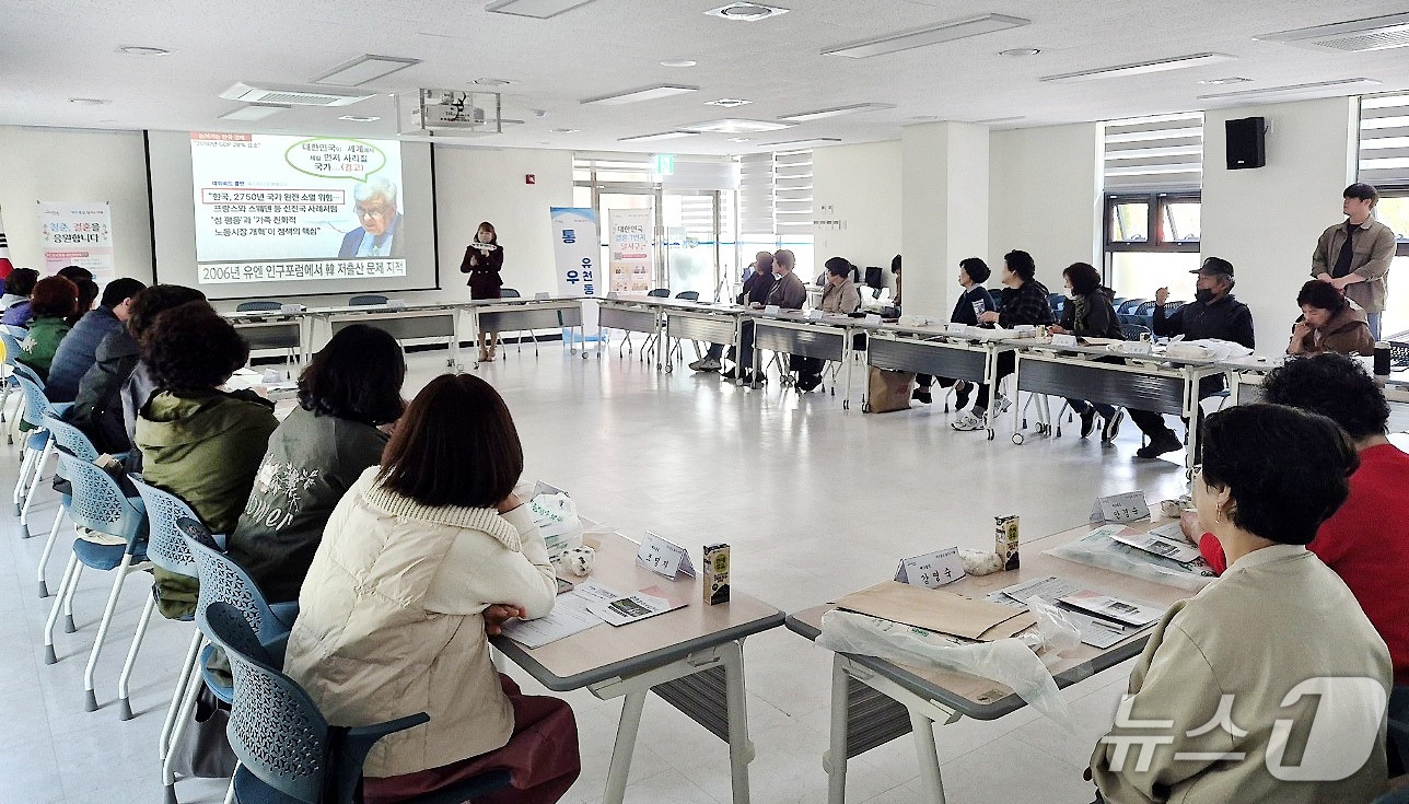 대구 달서구 '잘 만나보세 사업안내단'이 결혼장려사업 홍보활동에 나선 모습. (대구 달서구 제공. 재판매 및 DB 금지)